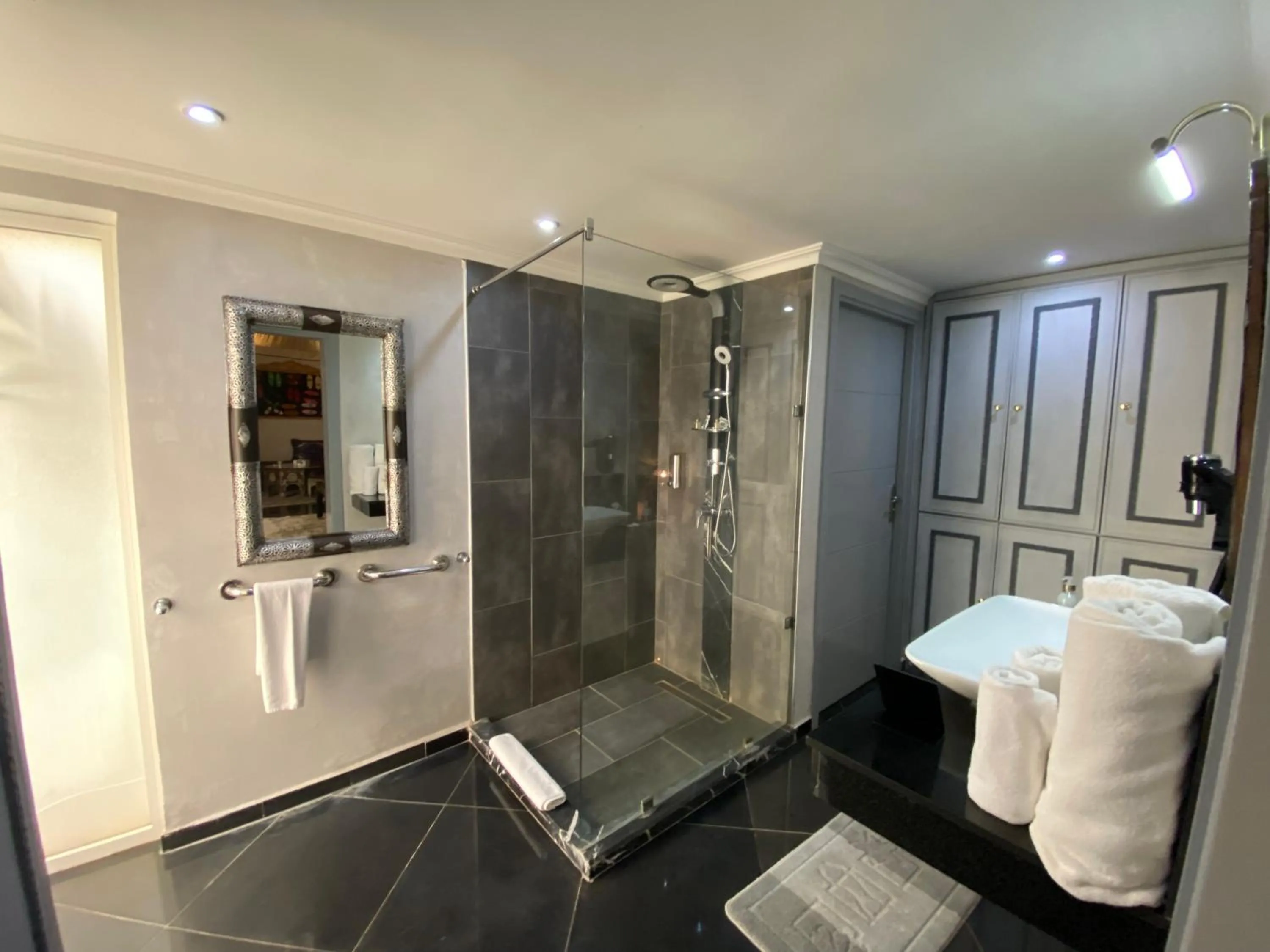 Shower in Eden Lodges & SPA-Boutique Hôtel de Luxe