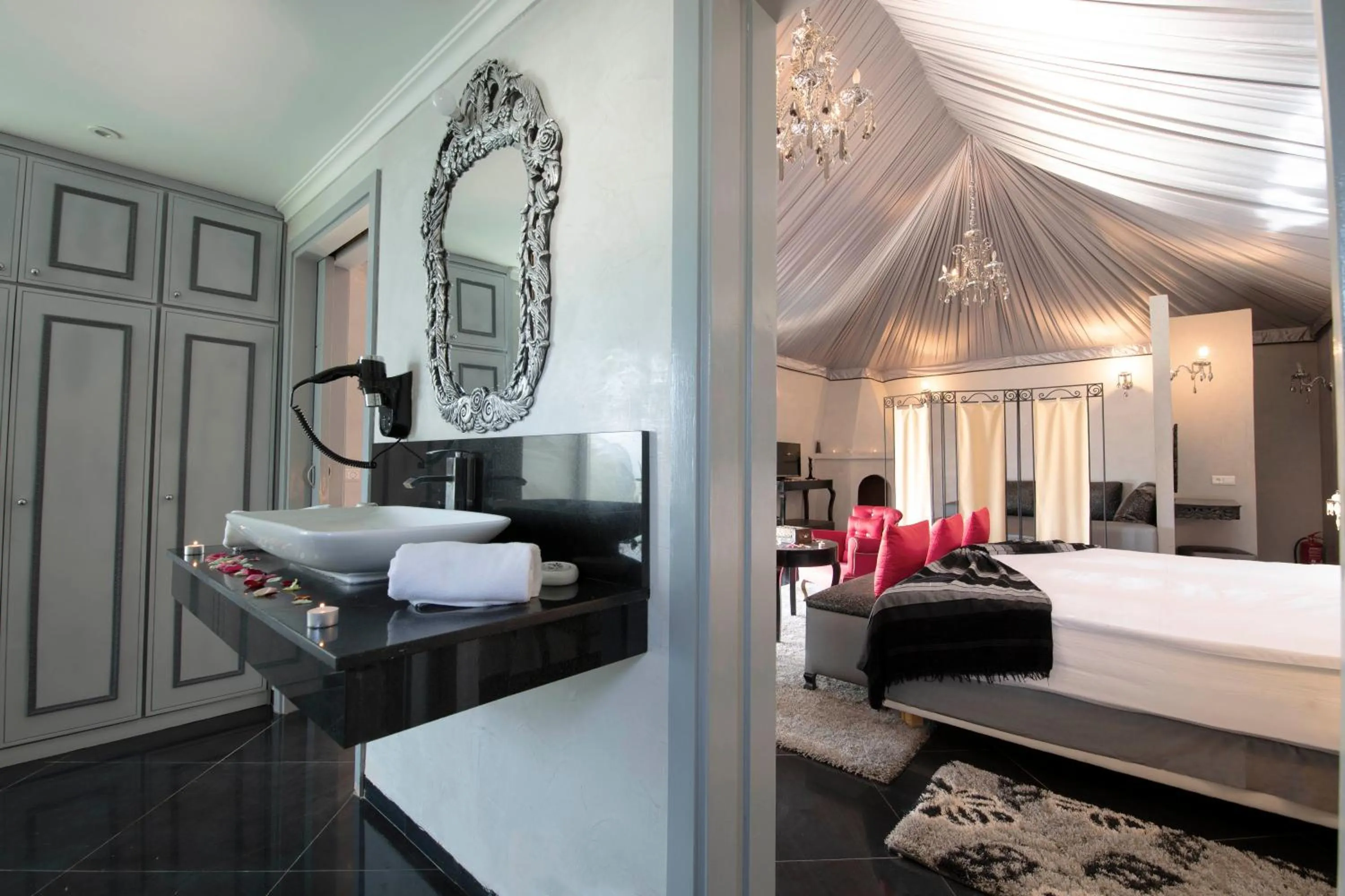 Shower, Bed in Eden Lodges & SPA-Boutique Hôtel de Luxe