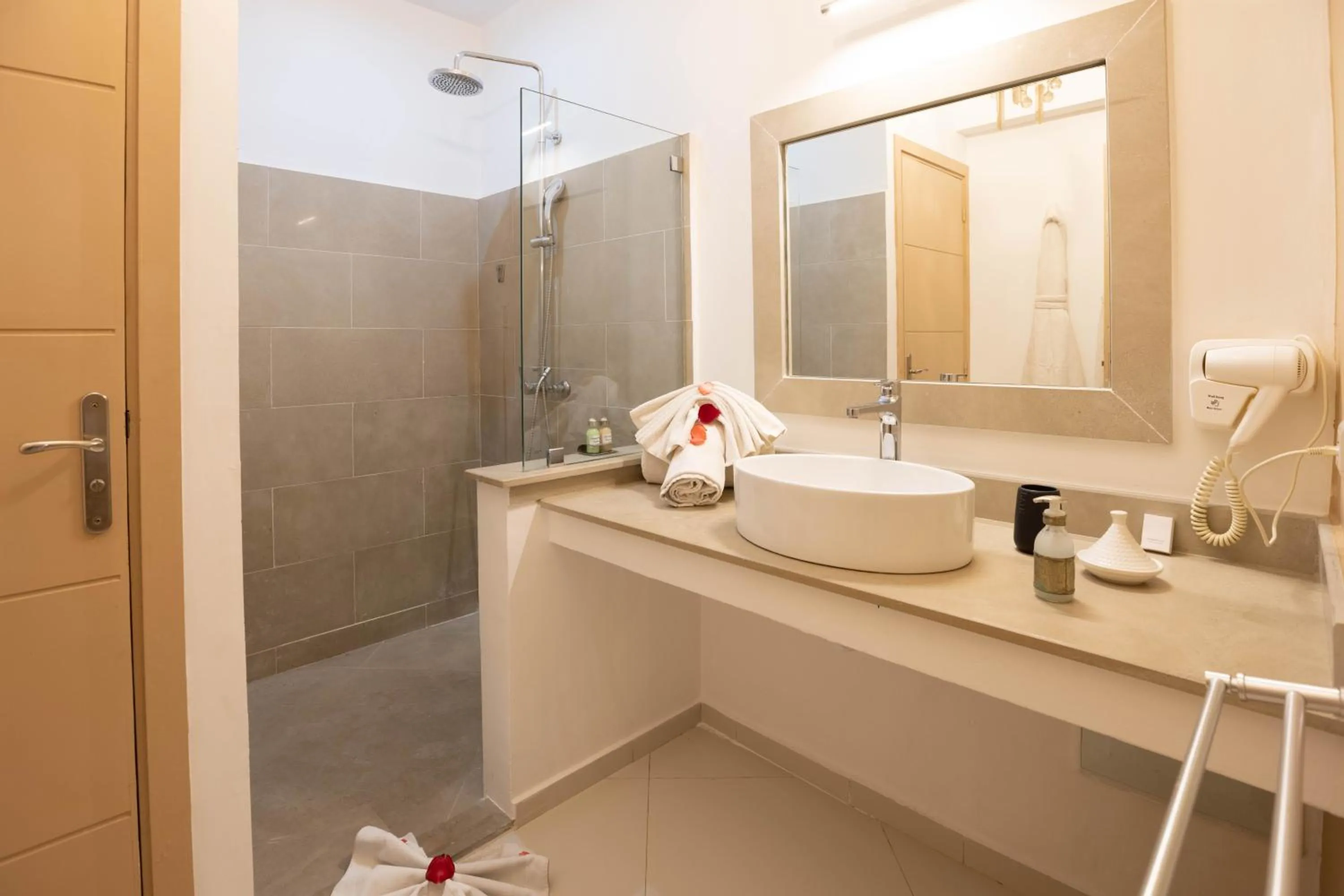 Shower in Eden Lodges & SPA-Boutique Hôtel de Luxe