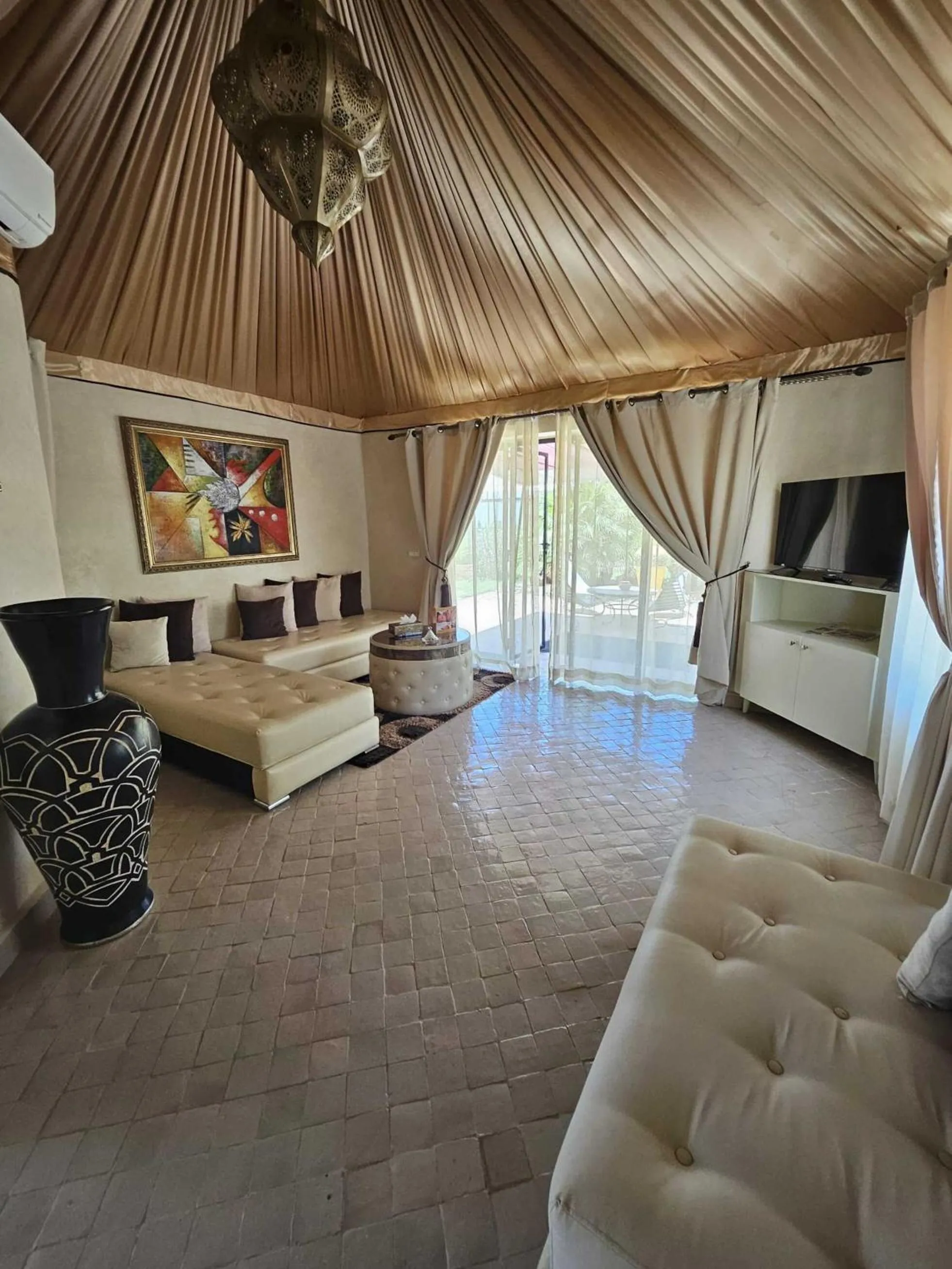 Communal lounge/ TV room in Eden Lodges & SPA-Boutique Hôtel de Luxe