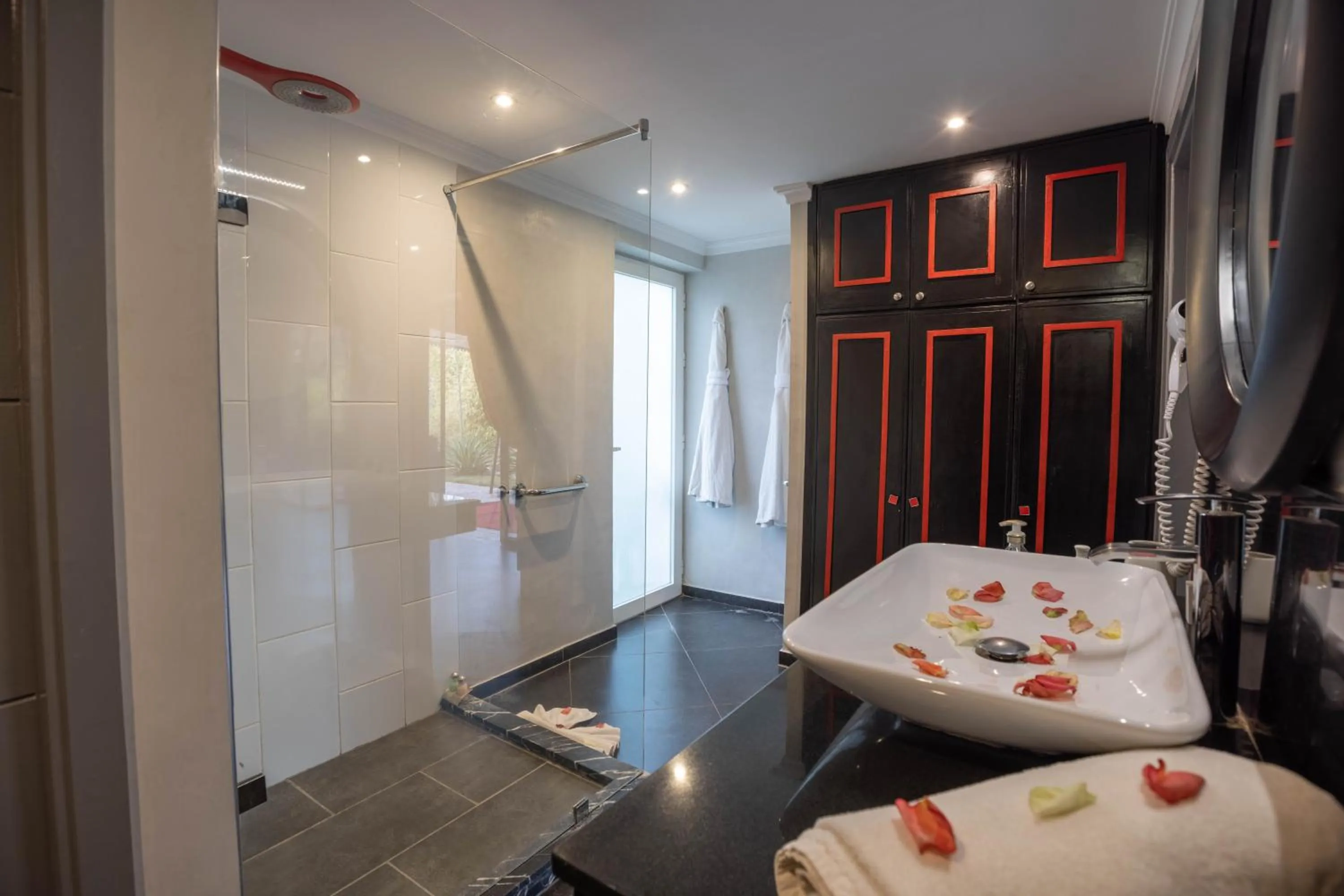 Shower, Bed in Eden Lodges & SPA-Boutique Hôtel de Luxe