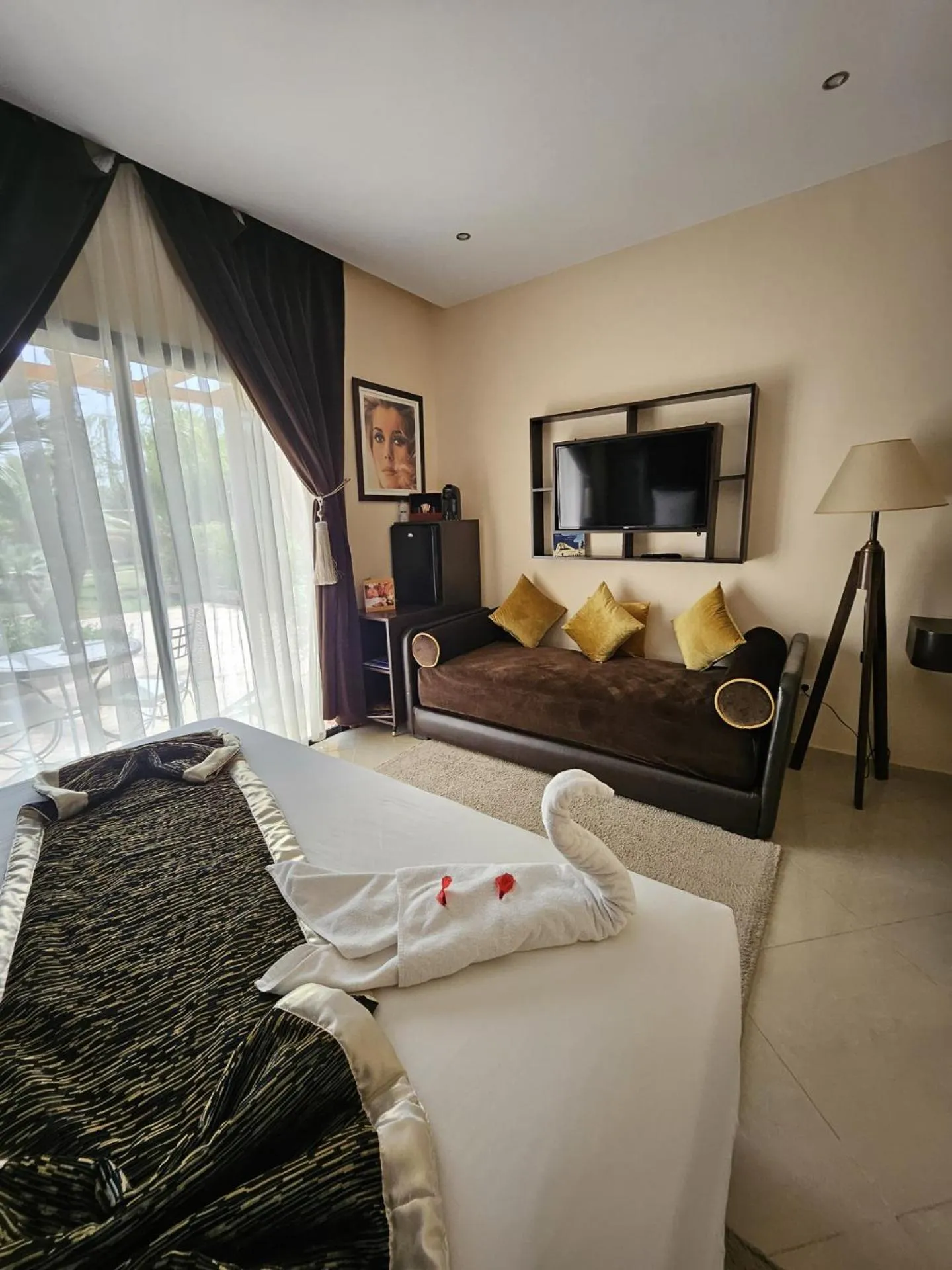 Communal lounge/ TV room in Eden Lodges & SPA-Boutique Hôtel de Luxe