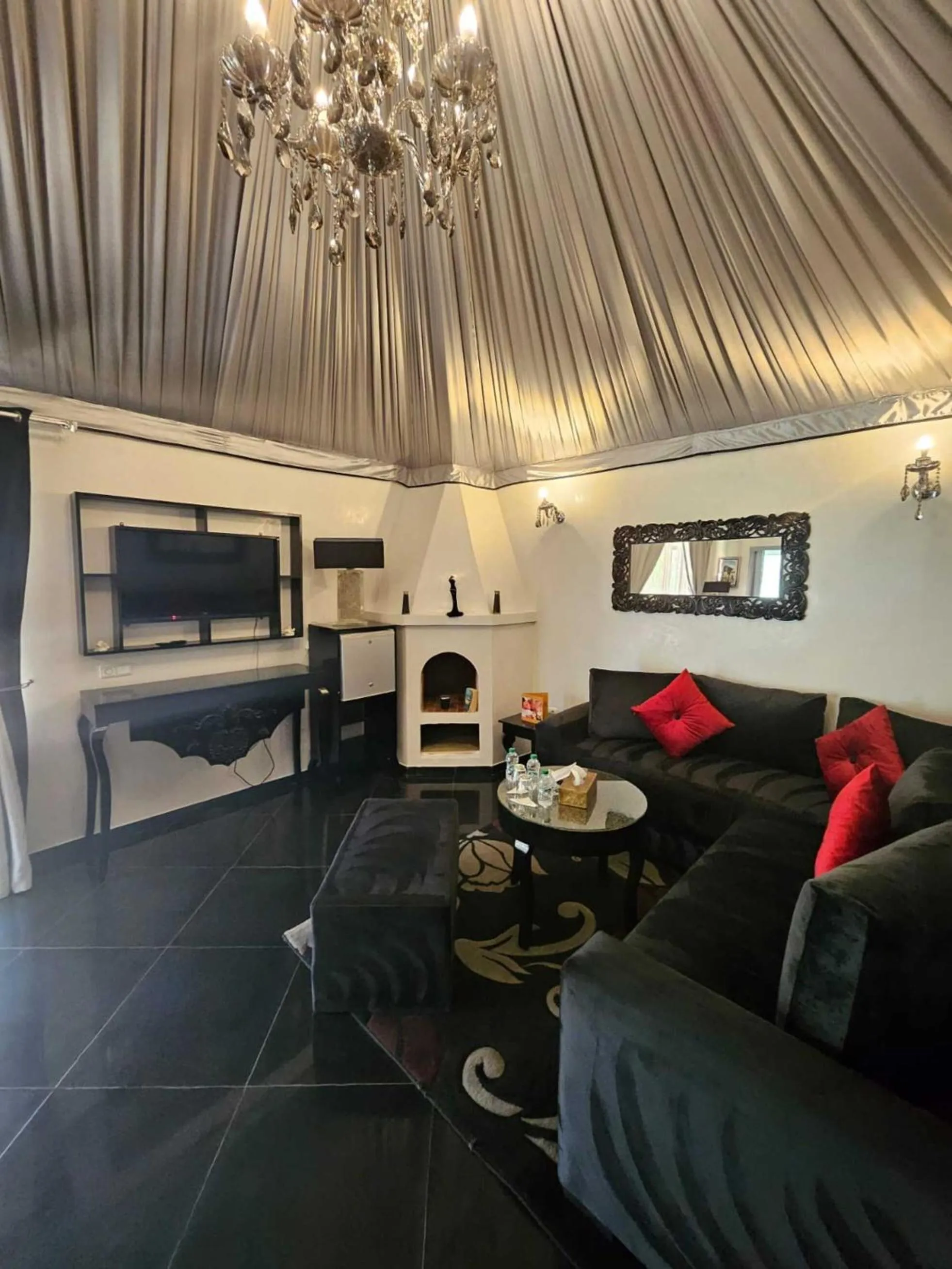 TV and multimedia in Eden Lodges & SPA-Boutique Hôtel de Luxe