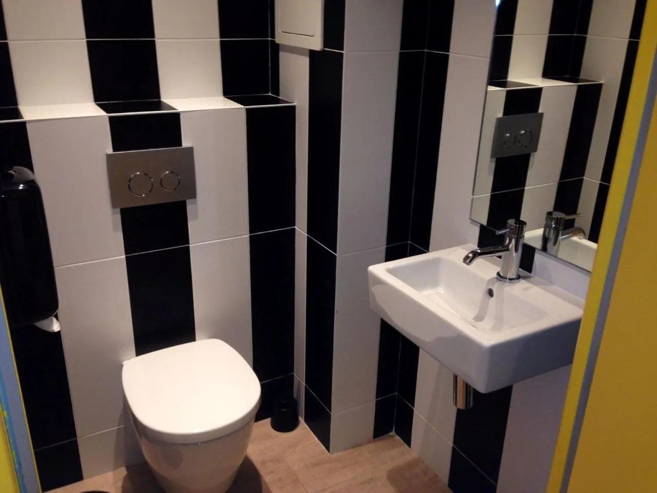 Toilet in The 3 Ducks Eiffel Tower by Hiphophostels