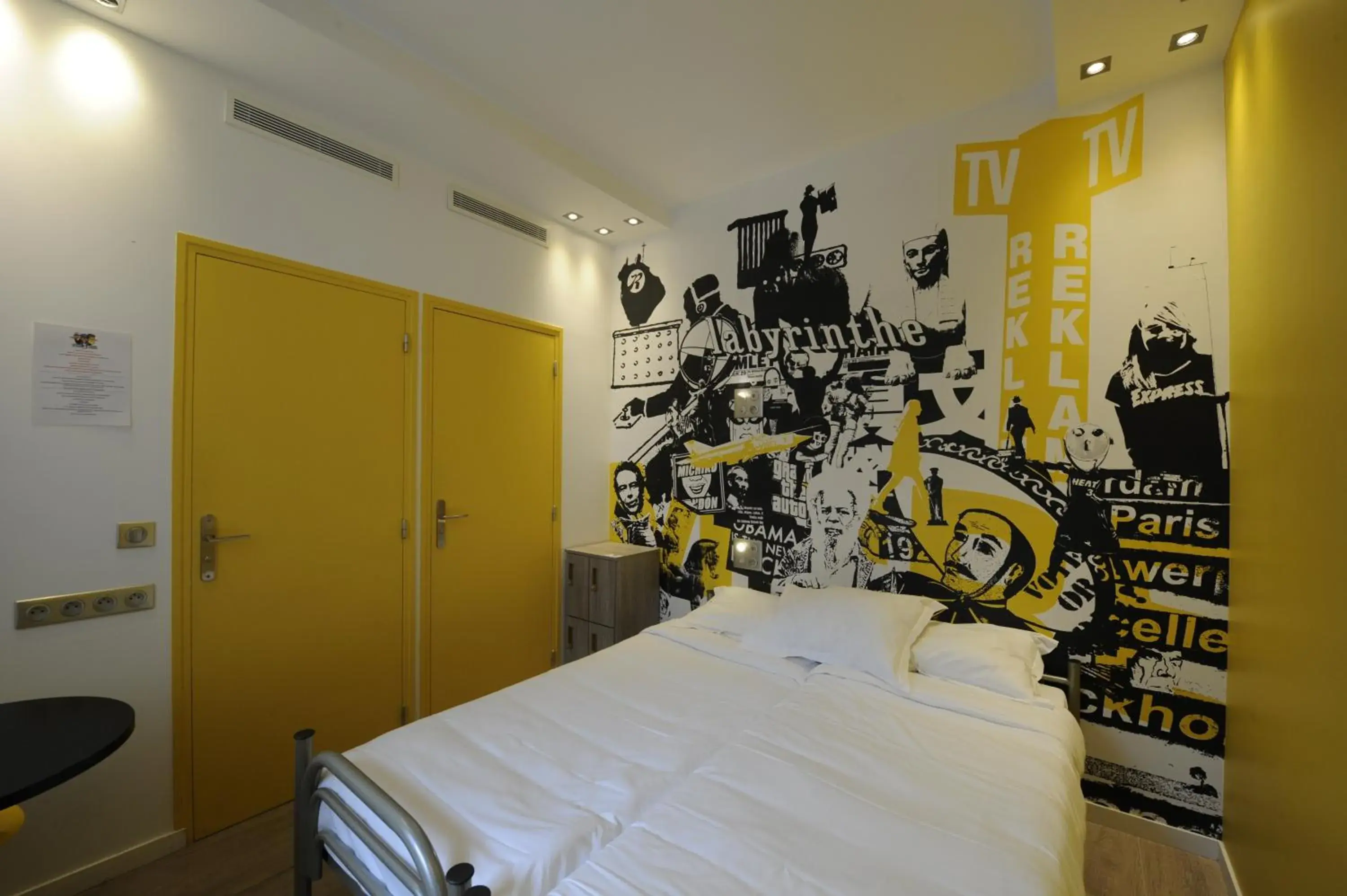 Twin Room with Shower in The 3 Ducks Eiffel Tower by Hiphophostels Twin Room with Shower in The 3 Ducks Eiffel Tower by Hiphophostels