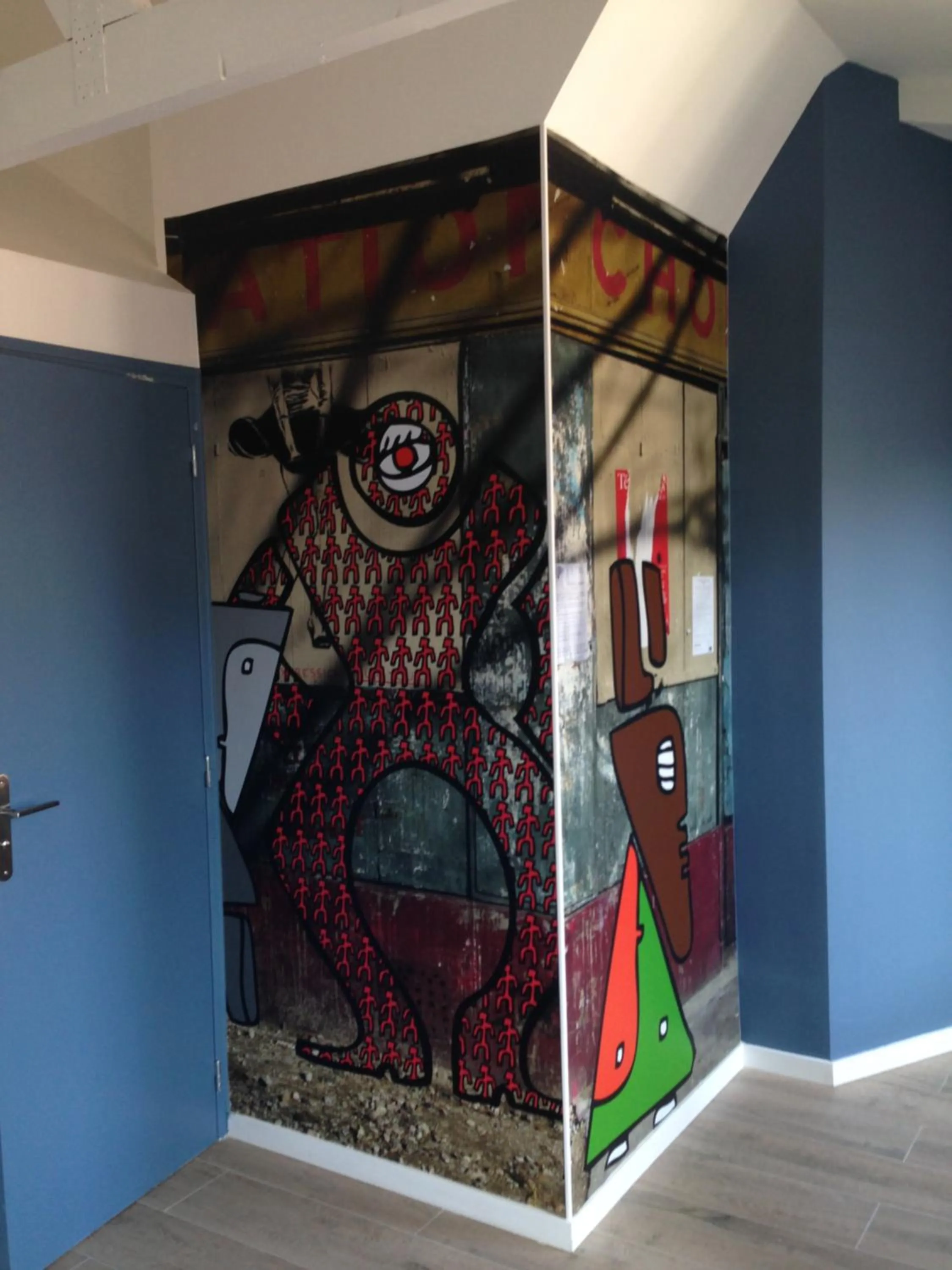 Decorative detail in The 3 Ducks Eiffel Tower by Hiphophostels