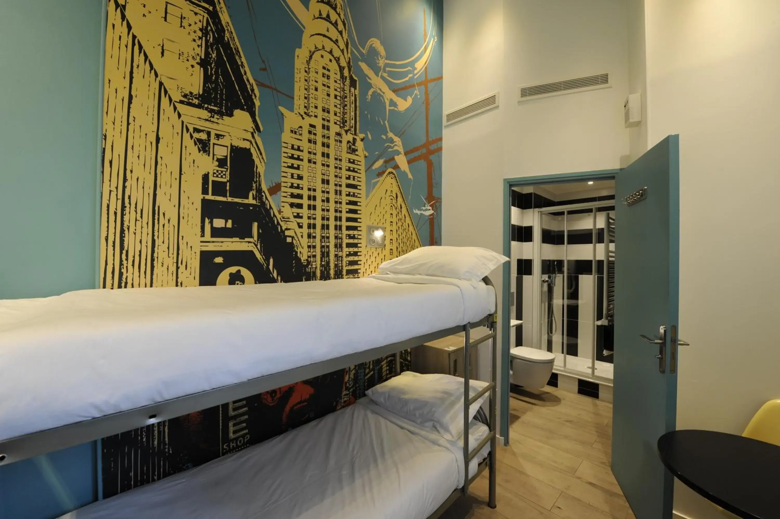 Bed in 4-Bed Female Dormitory Room in The 3 Ducks Eiffel Tower by Hiphophostels Bed in 4-Bed Female Dormitory Room in The 3 Ducks Eiffel Tower by Hiphophostels