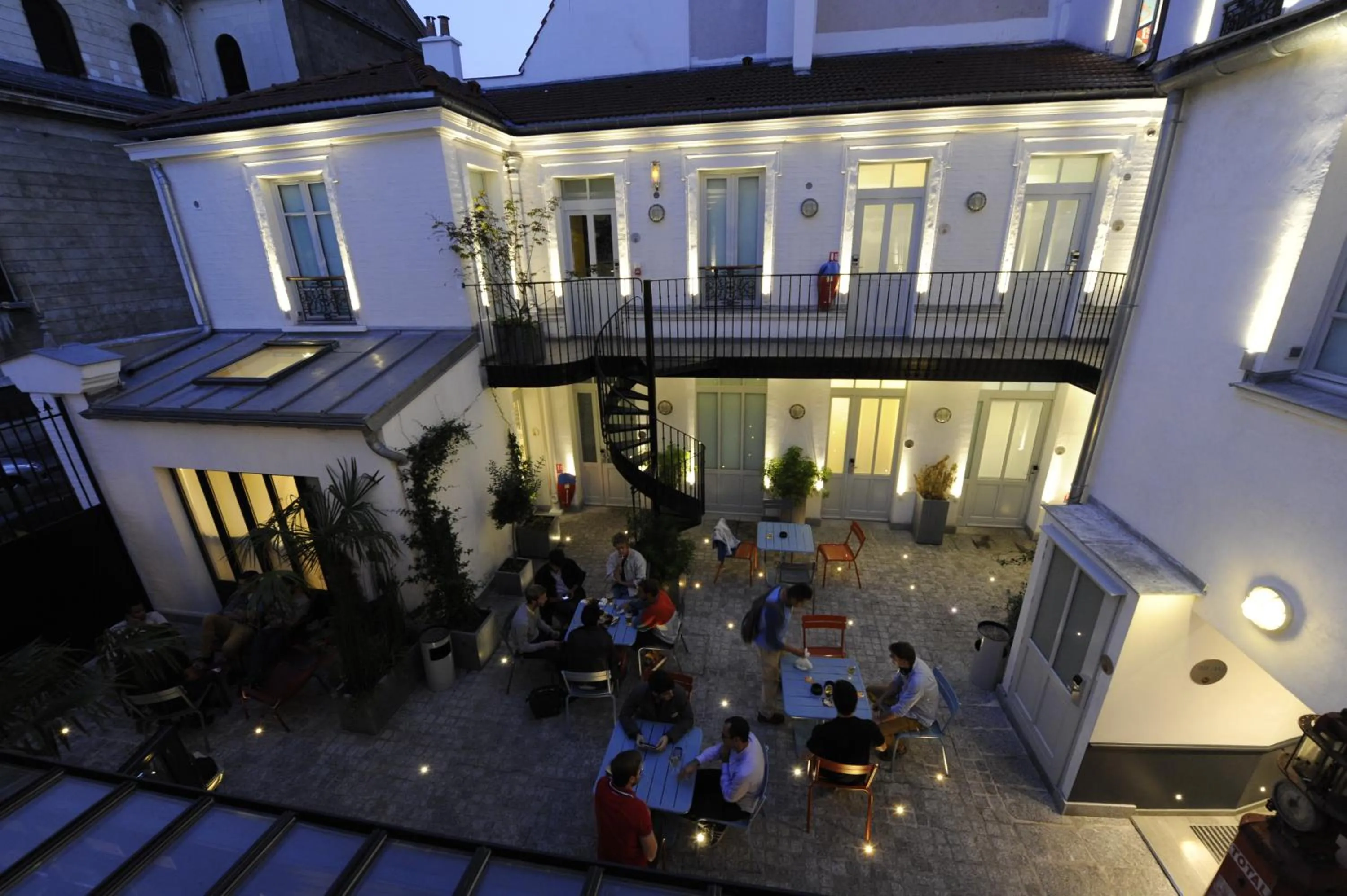Bird's eye view in The 3 Ducks Eiffel Tower by Hiphophostels