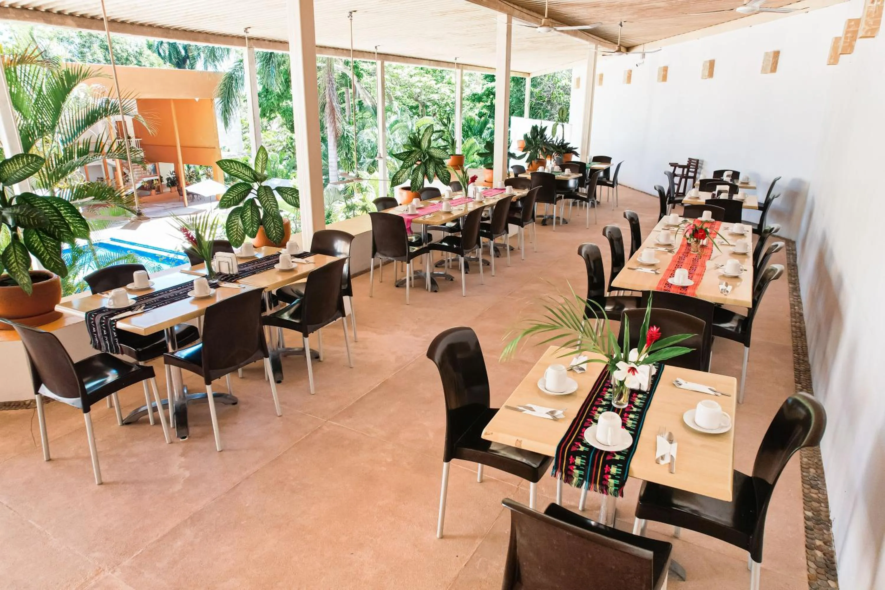 Restaurant/places to eat in Hotel Ixzi Plus