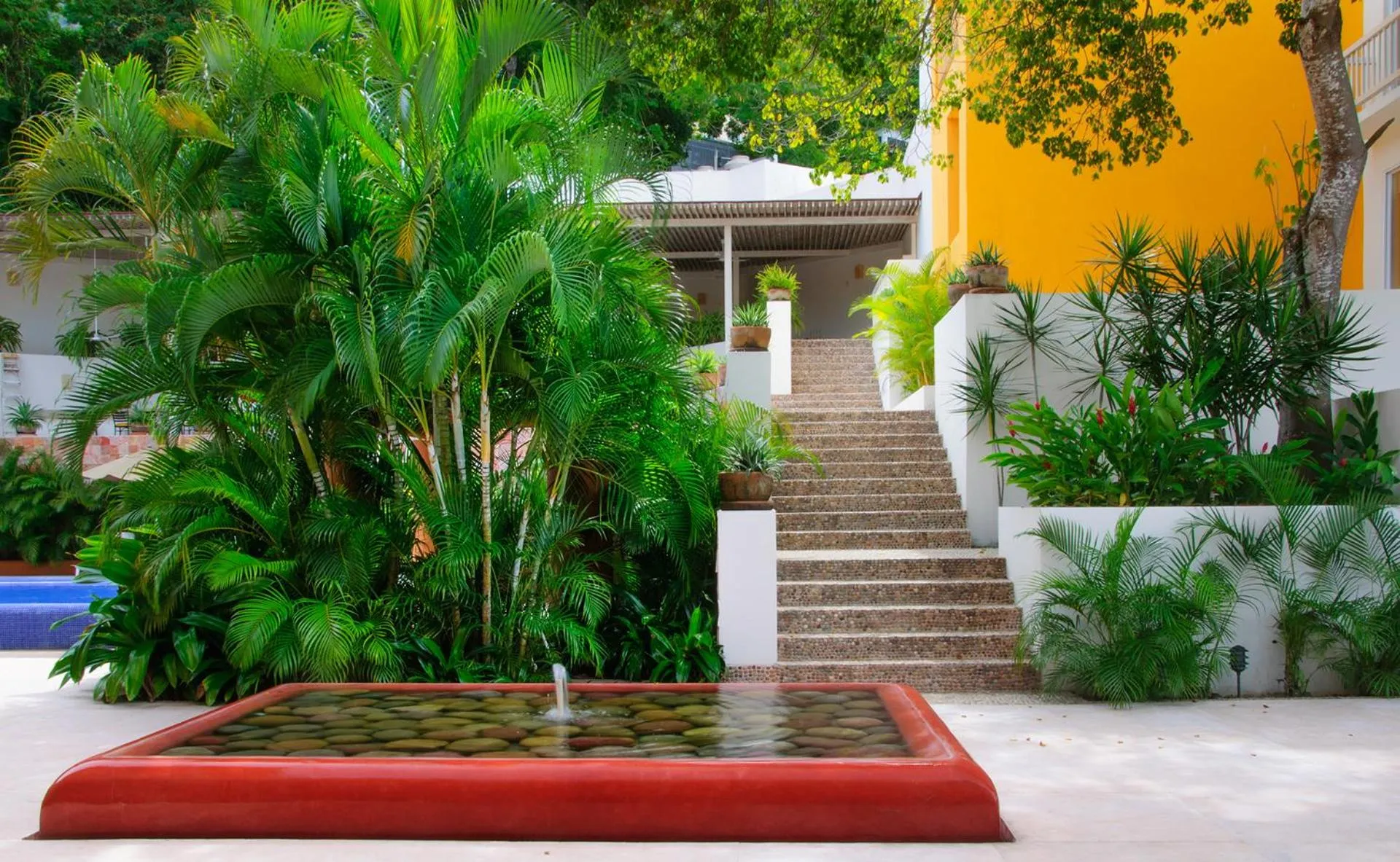 Restaurant/places to eat in Hotel Ixzi Plus