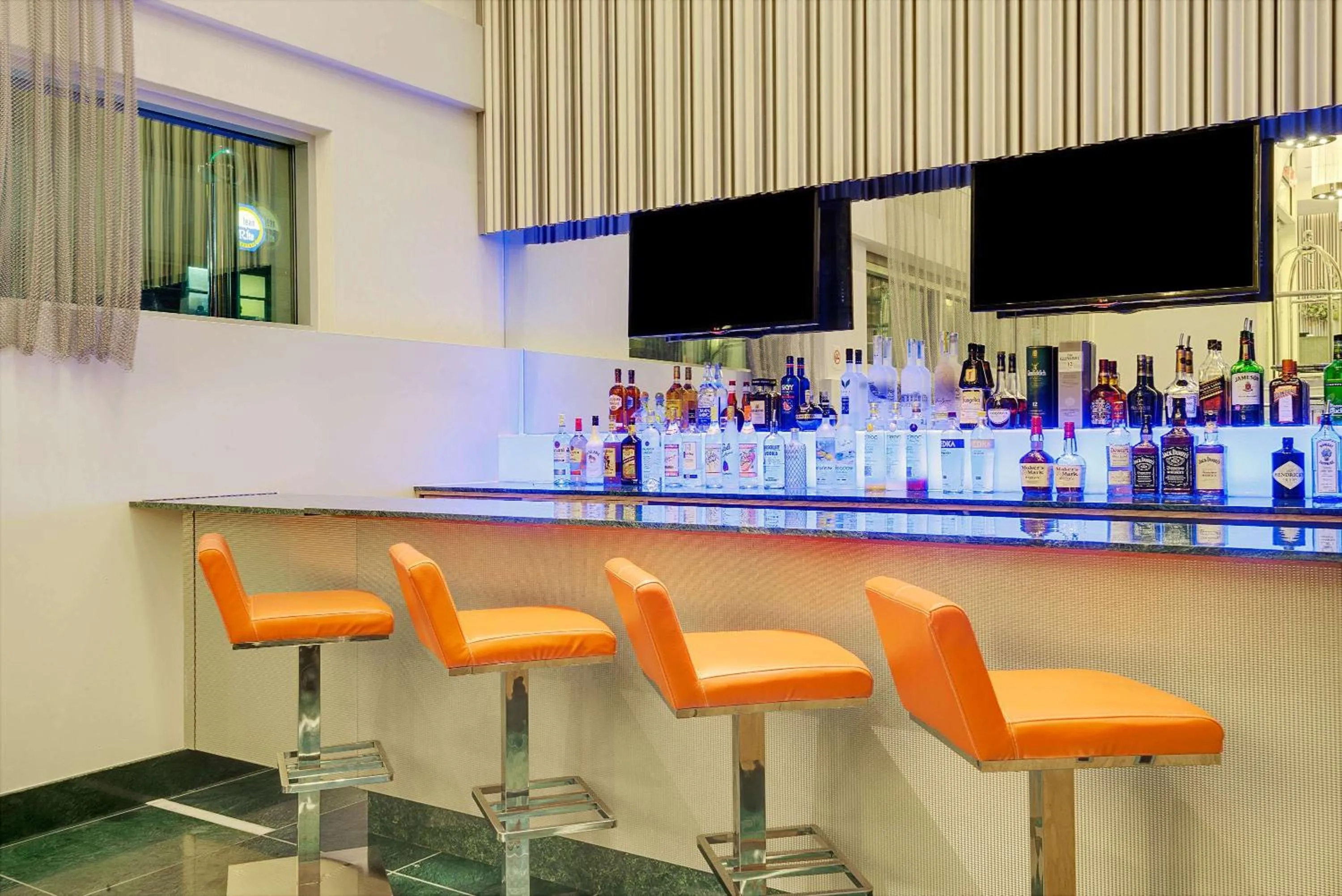 Lounge or bar in Wyndham Garden Brooklyn Sunset Park