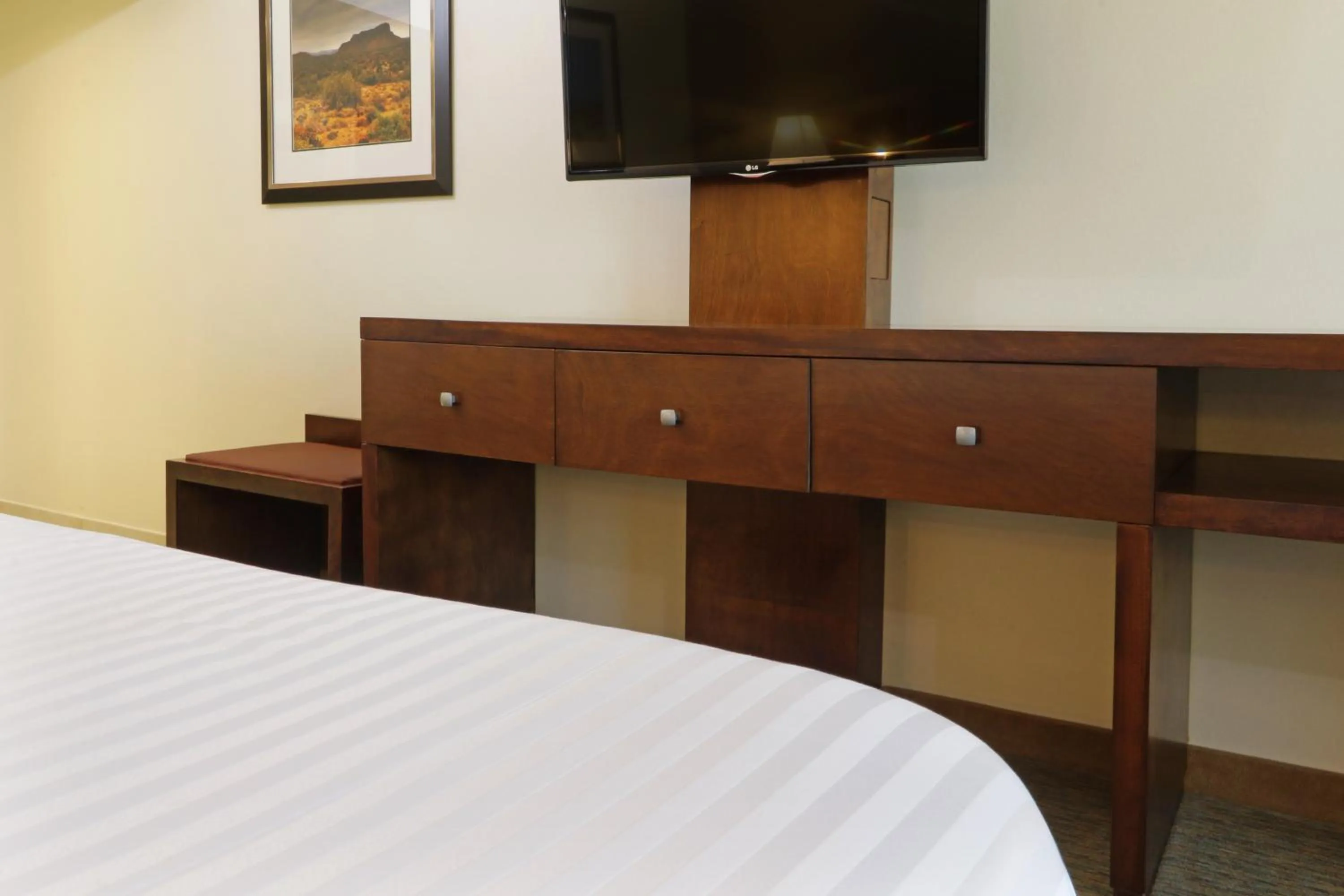 Photo of the whole room, Bed in Holiday Inn Hotel & Suites Hermosillo Aeropuerto by IHG