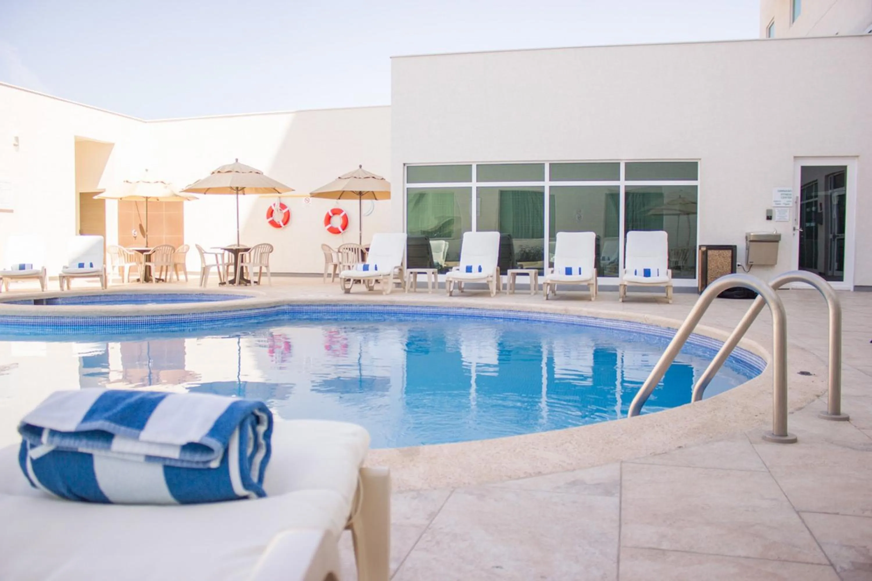 Swimming pool in Holiday Inn Hotel & Suites Hermosillo Aeropuerto by IHG