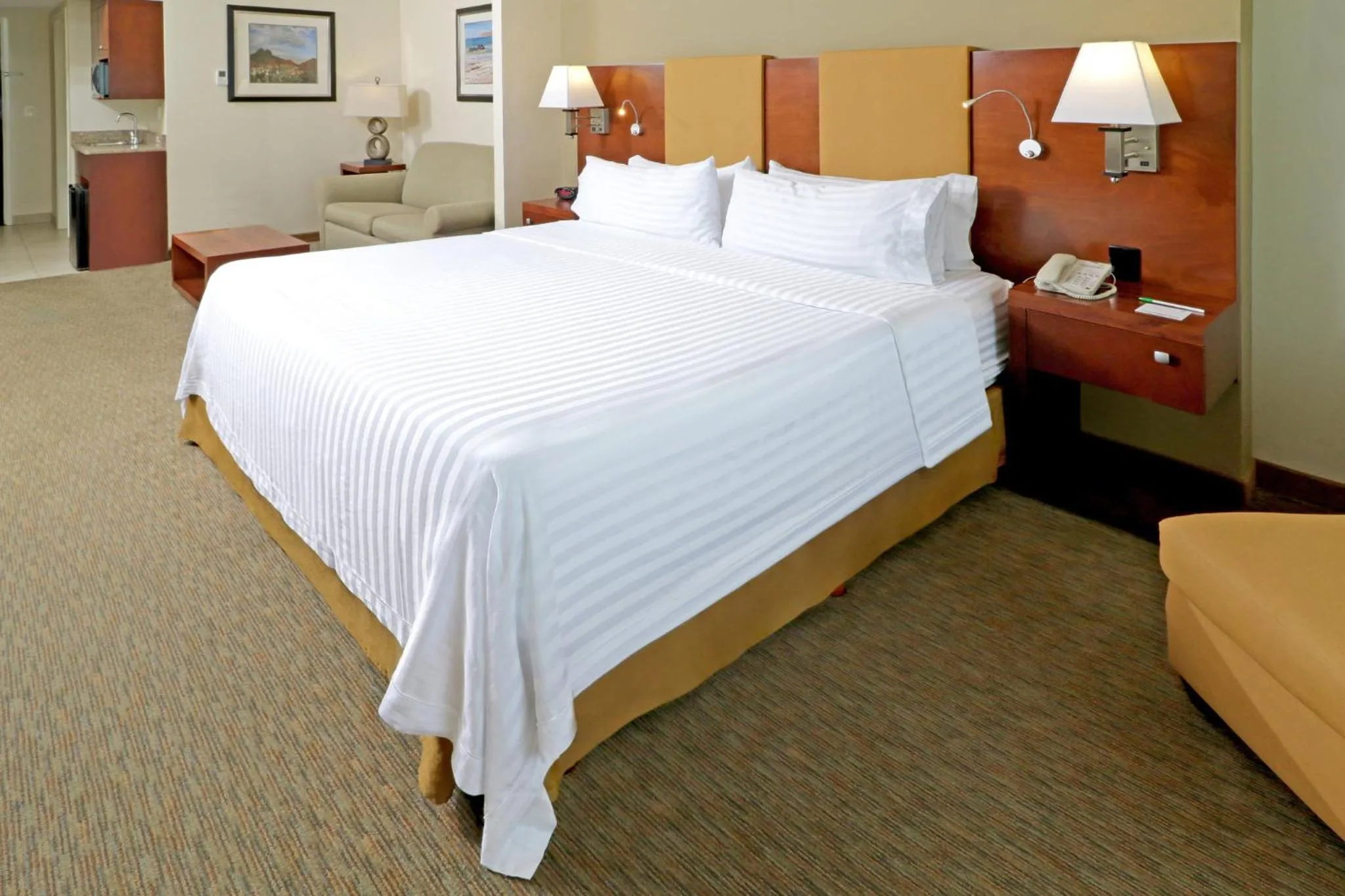 Photo of the whole room, Bed in Holiday Inn Hotel & Suites Hermosillo Aeropuerto by IHG