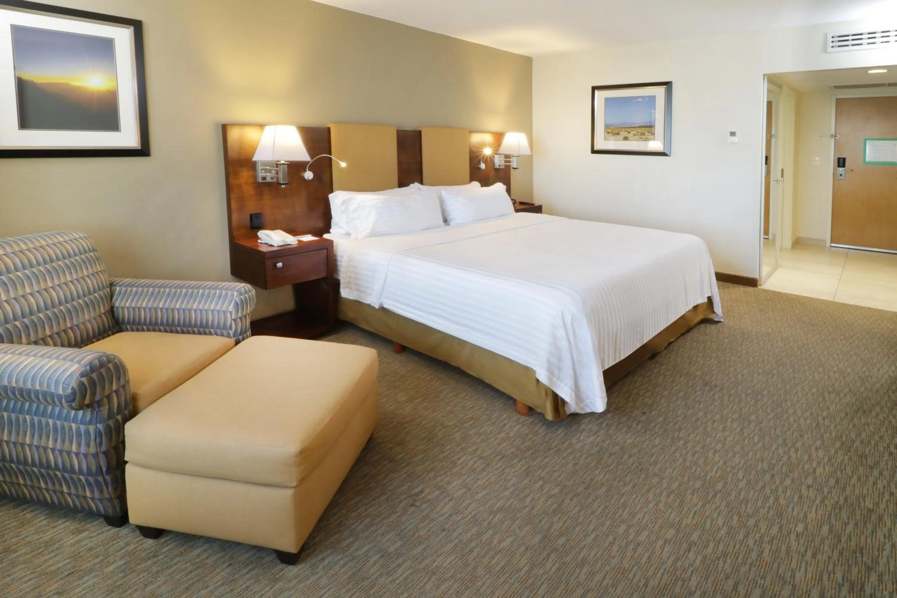 Photo of the whole room, Bed in Holiday Inn Hotel & Suites Hermosillo Aeropuerto by IHG