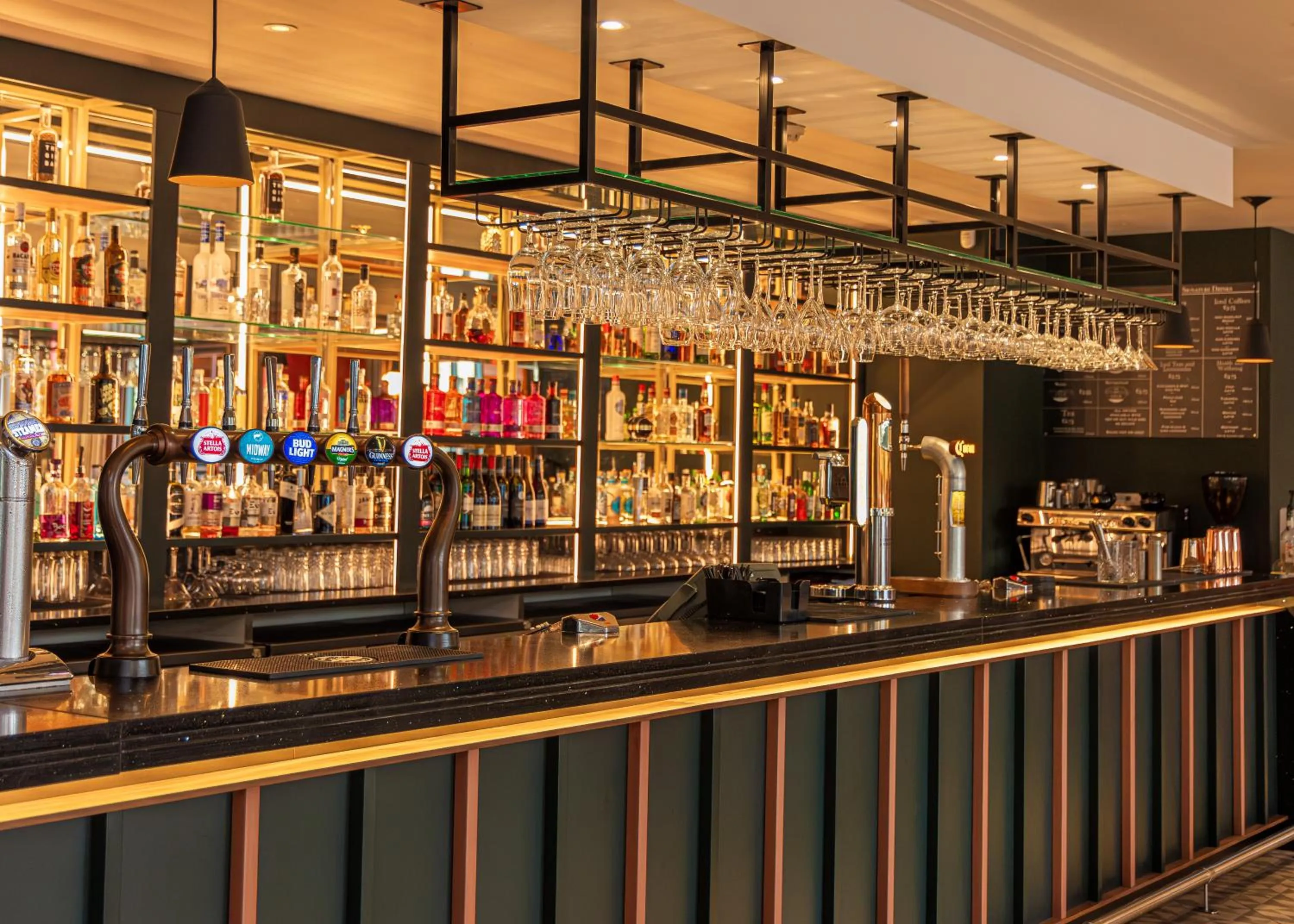 Lounge or bar in Crowne Plaza Newcastle - Stephenson Quarter by IHG