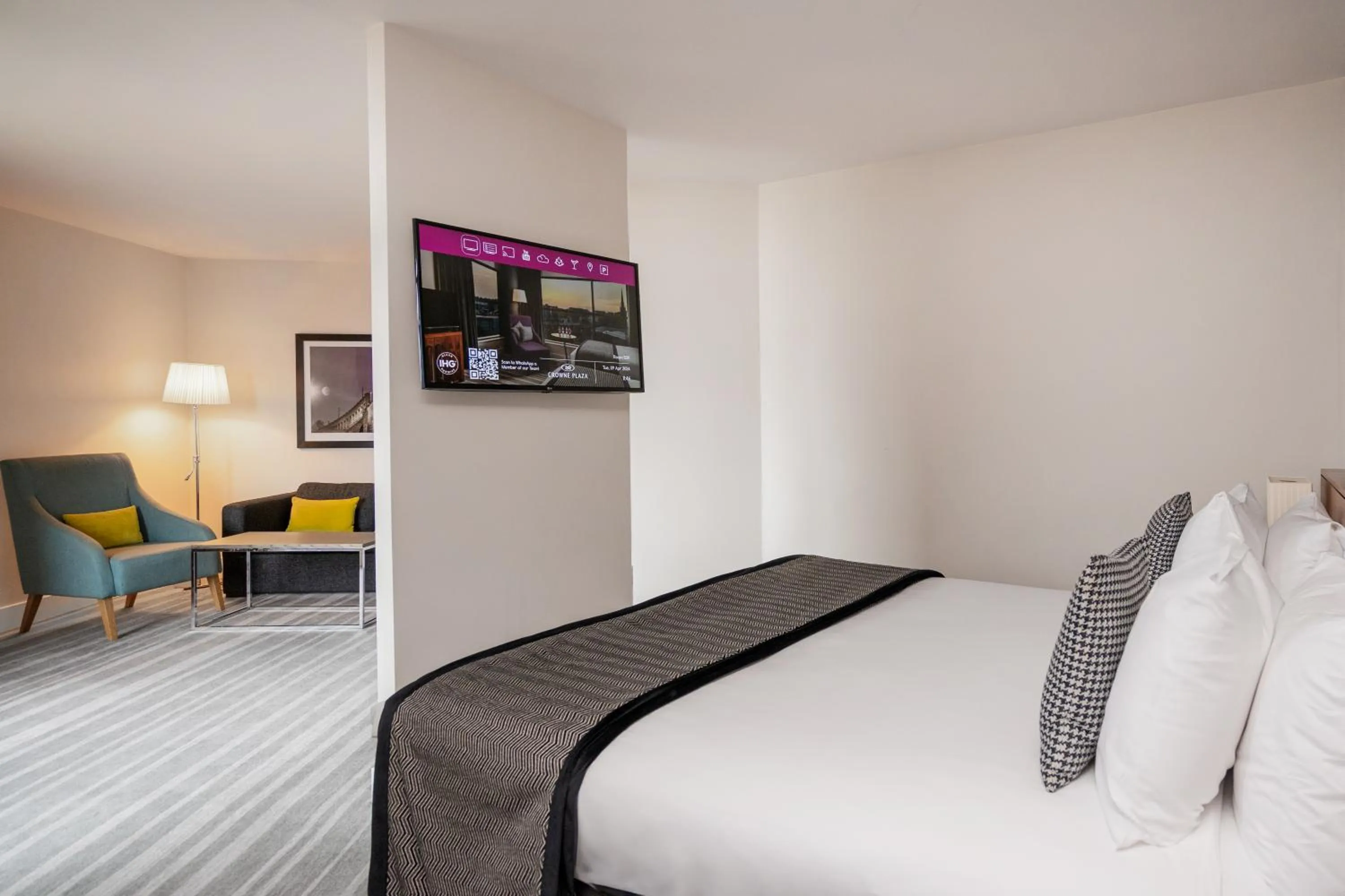 TV and multimedia, Bed in Crowne Plaza Newcastle - Stephenson Quarter by IHG
