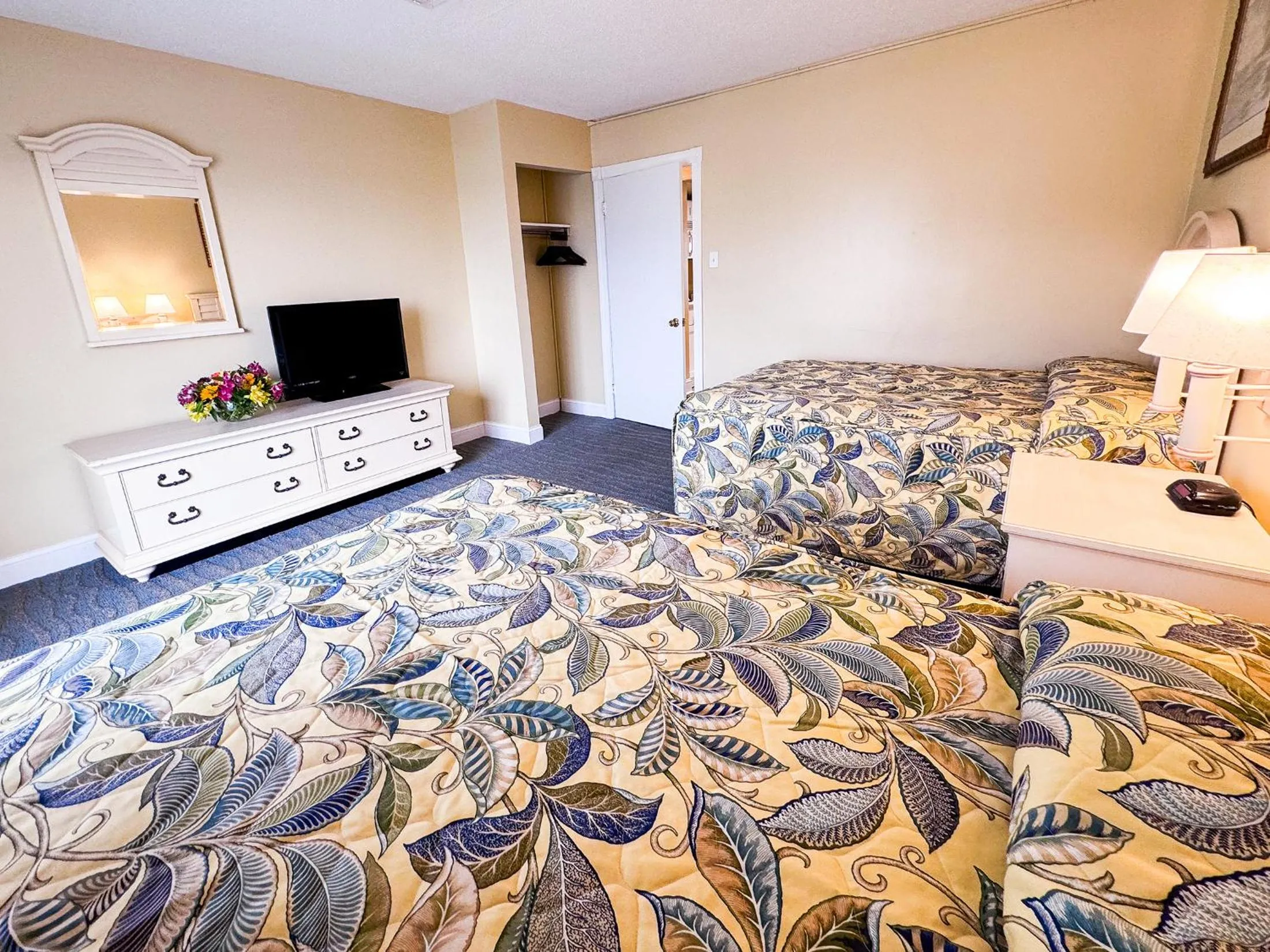 Bedroom, Bed in Aqua Beach Hotel