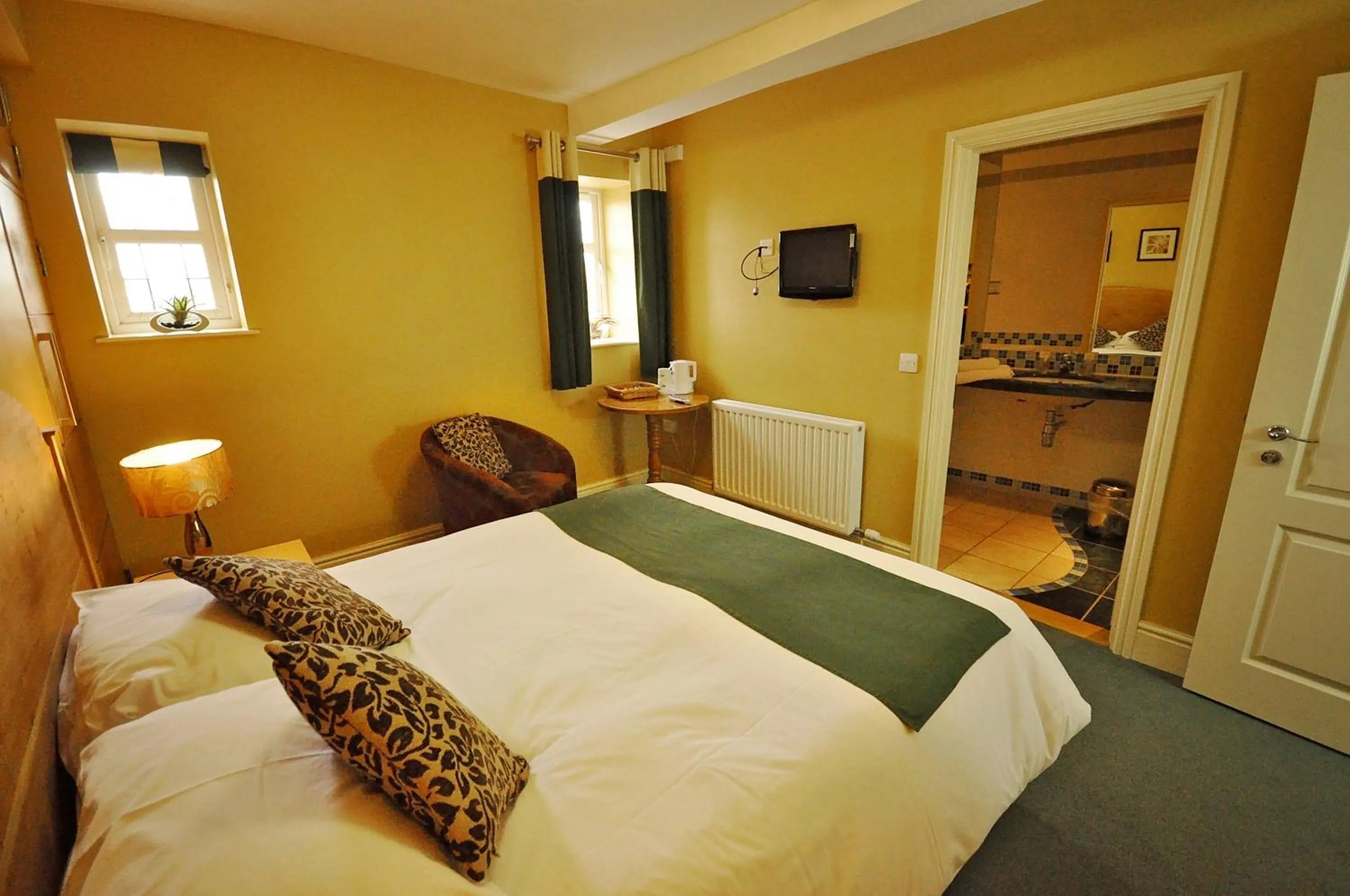 Bedroom, Bed in The Castle Hotel