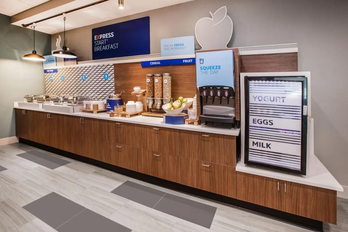 Food and drinks in Holiday Inn Express and Suites Martinsville Bloomington Area