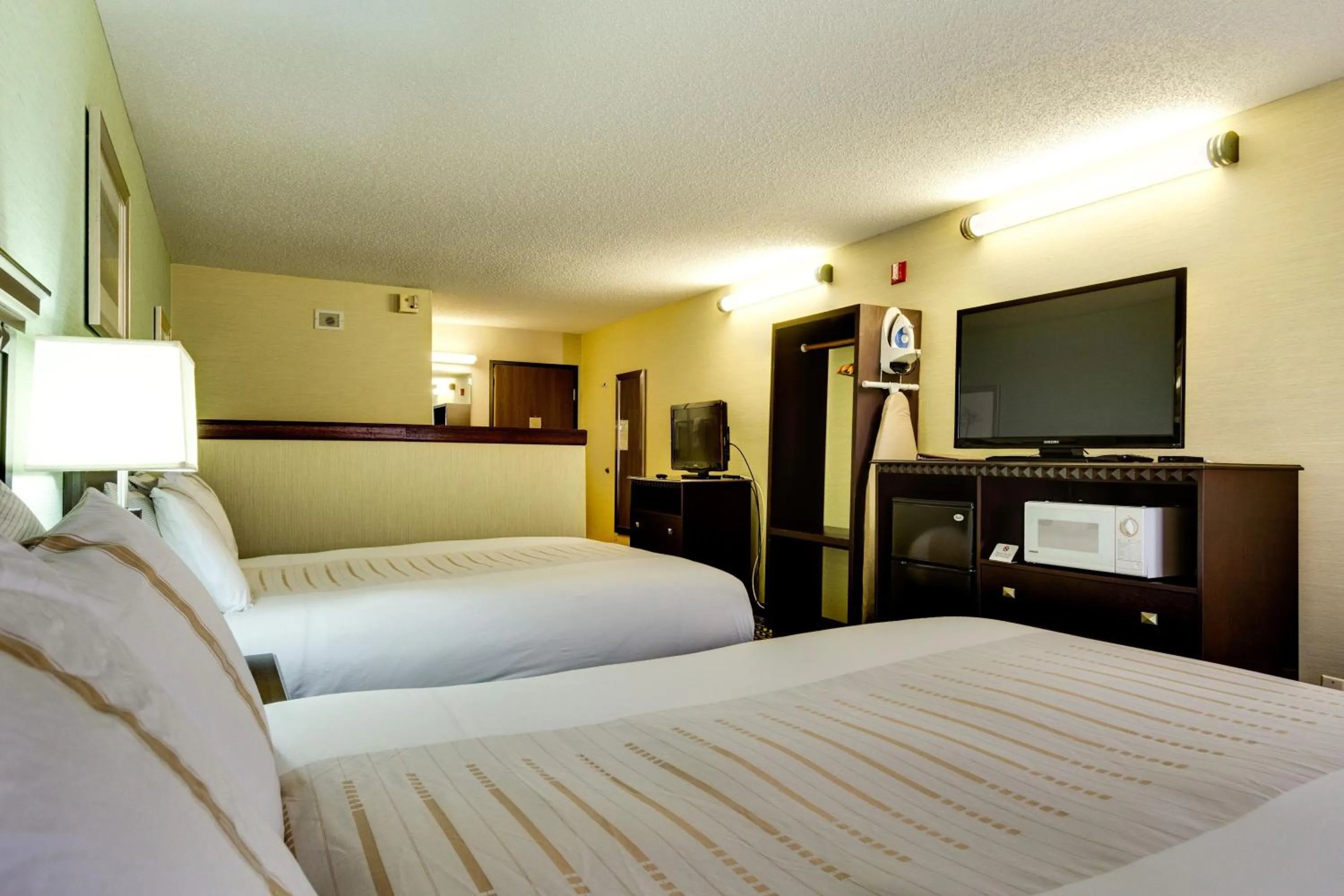 Photo of the whole room, Bed in Fireside Inn and Suites