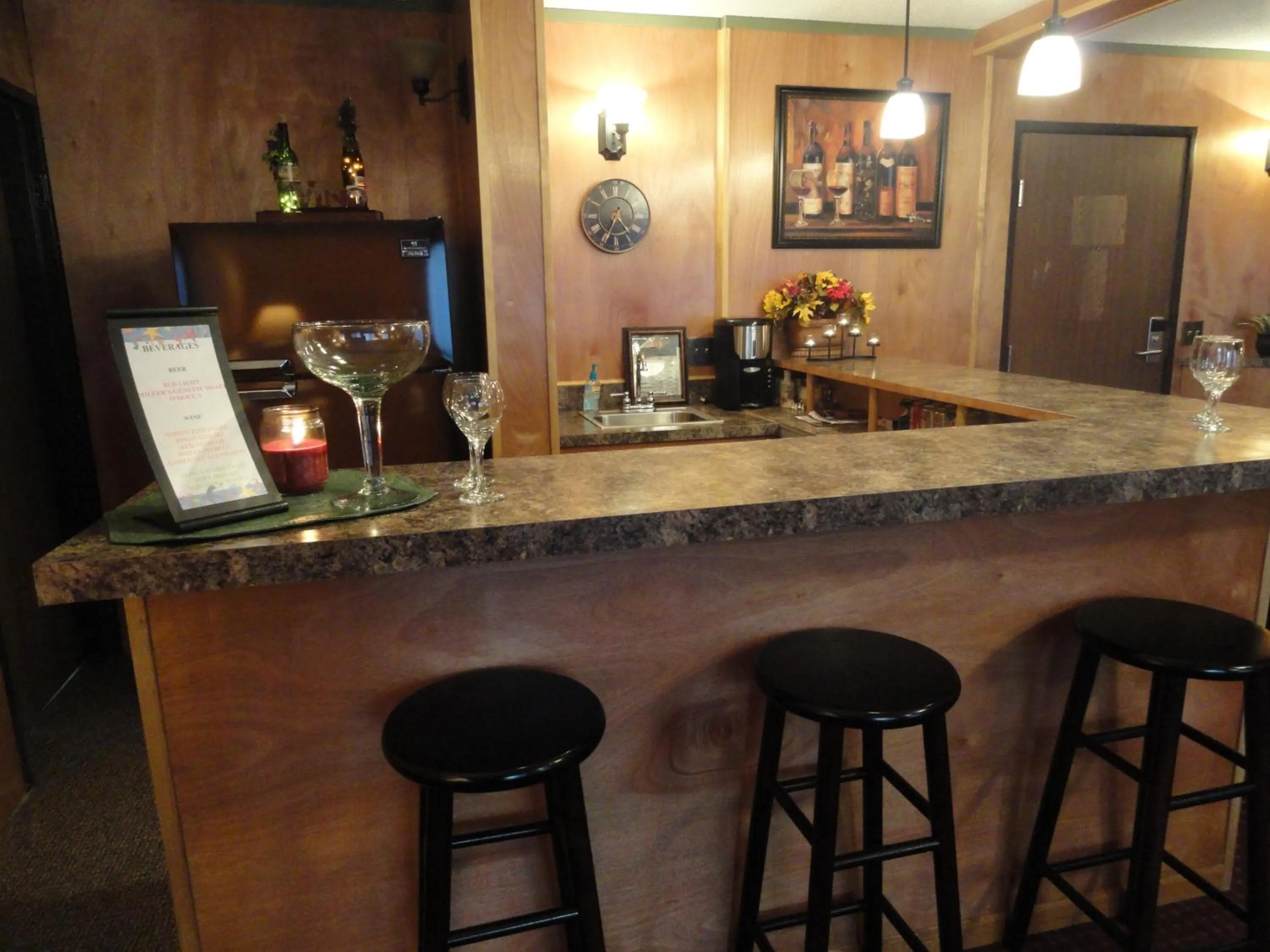 Communal lounge/ TV room in Fireside Inn and Suites