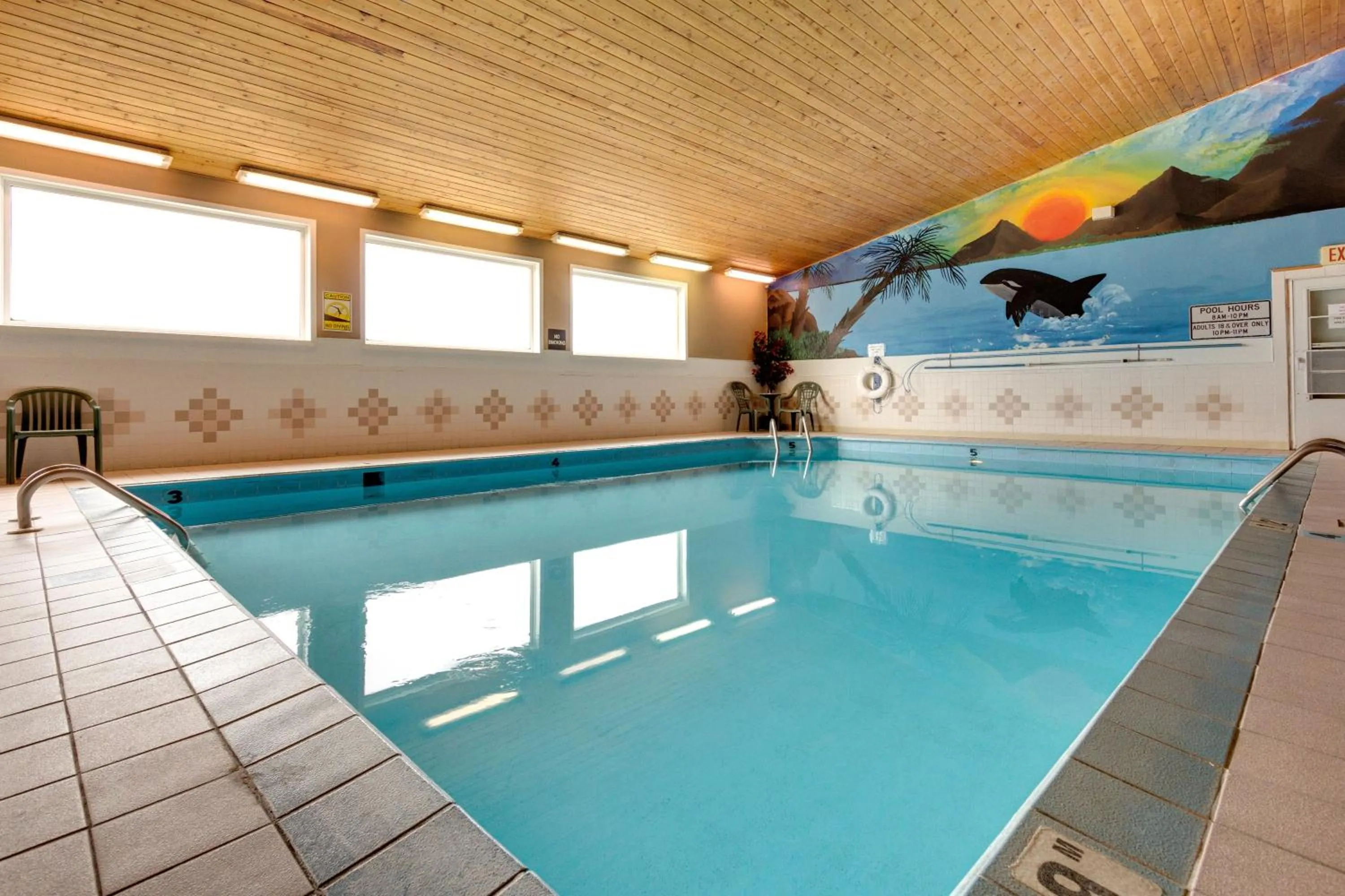 Swimming pool in Fireside Inn and Suites