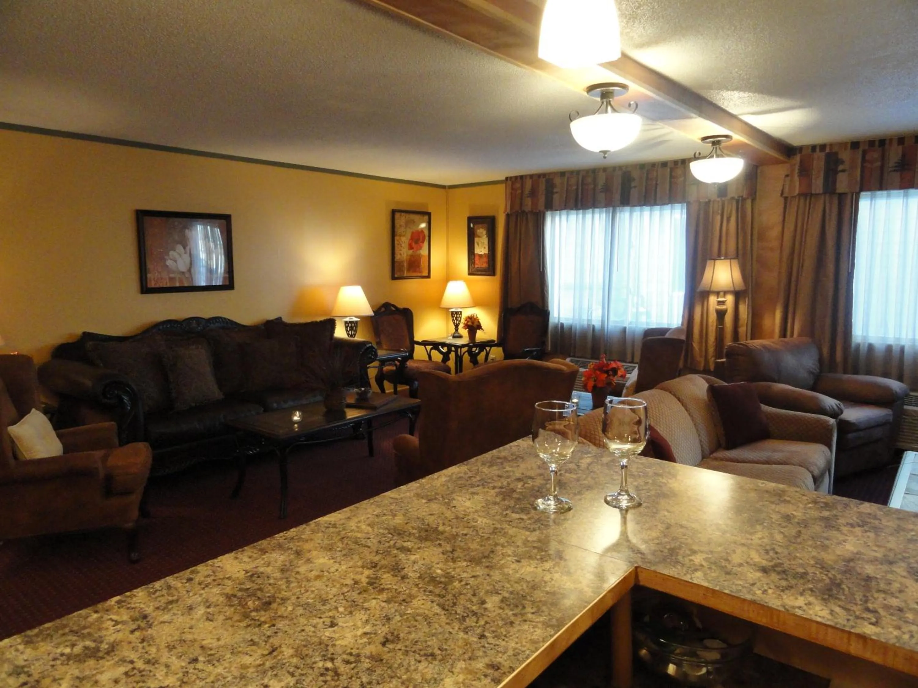 Communal lounge/ TV room in Fireside Inn and Suites