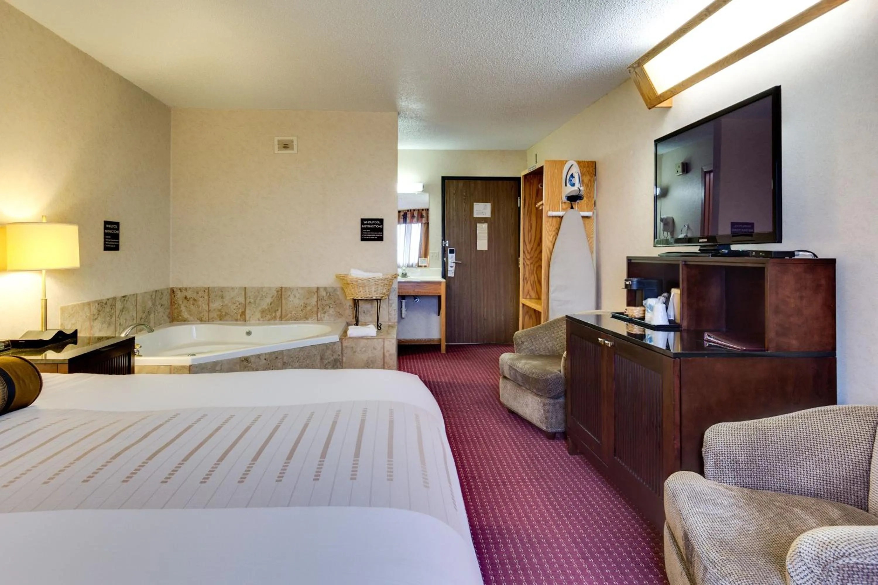 Photo of the whole room, Bed in Fireside Inn and Suites