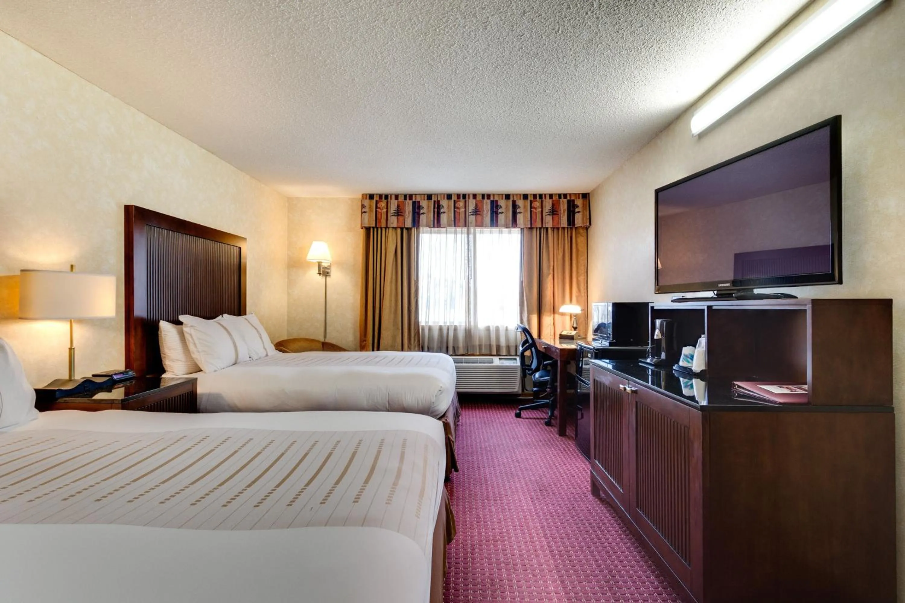 Photo of the whole room, Bed in Fireside Inn and Suites