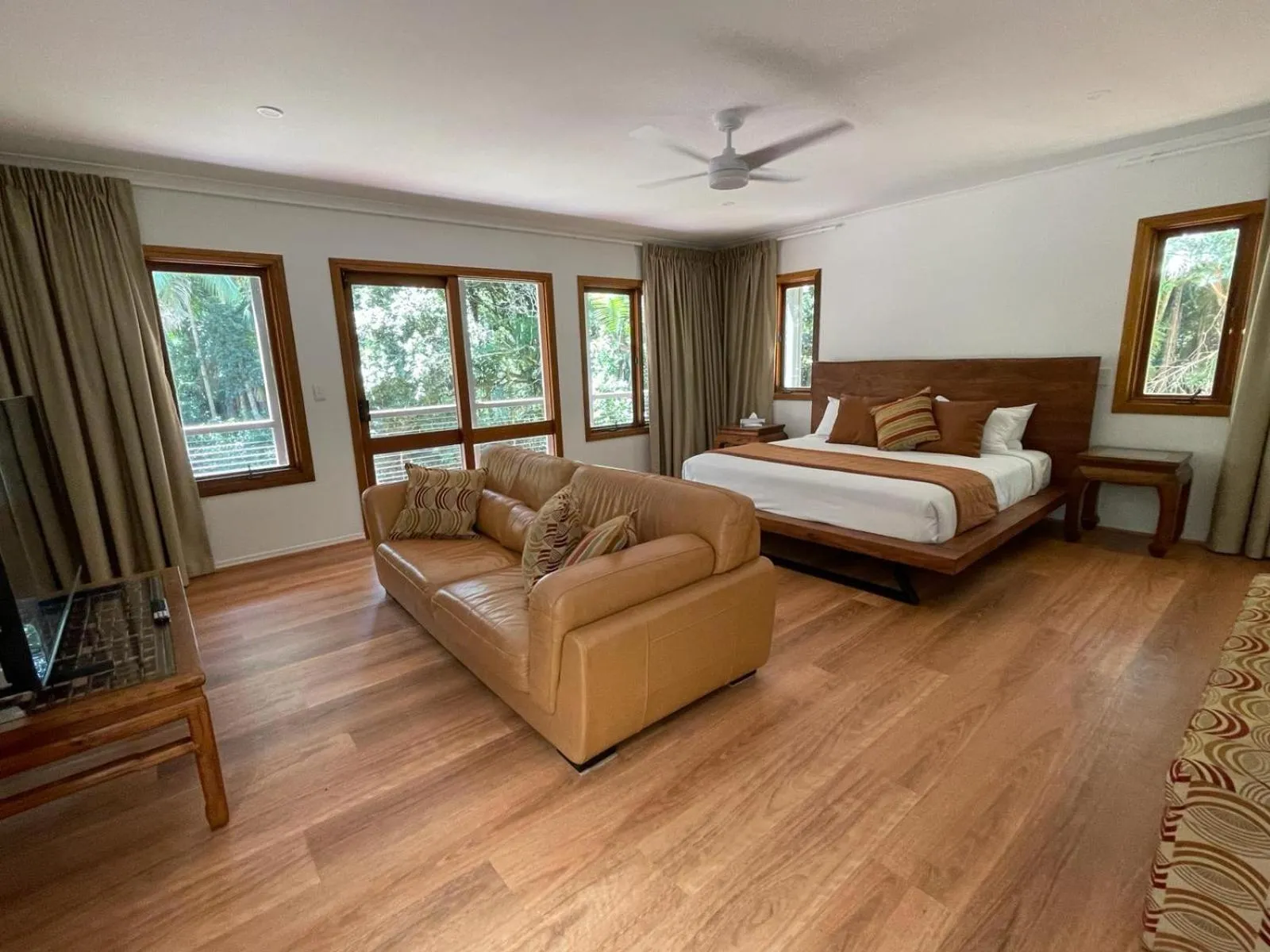 Seating area, Bed in Pethers Rainforest Retreat