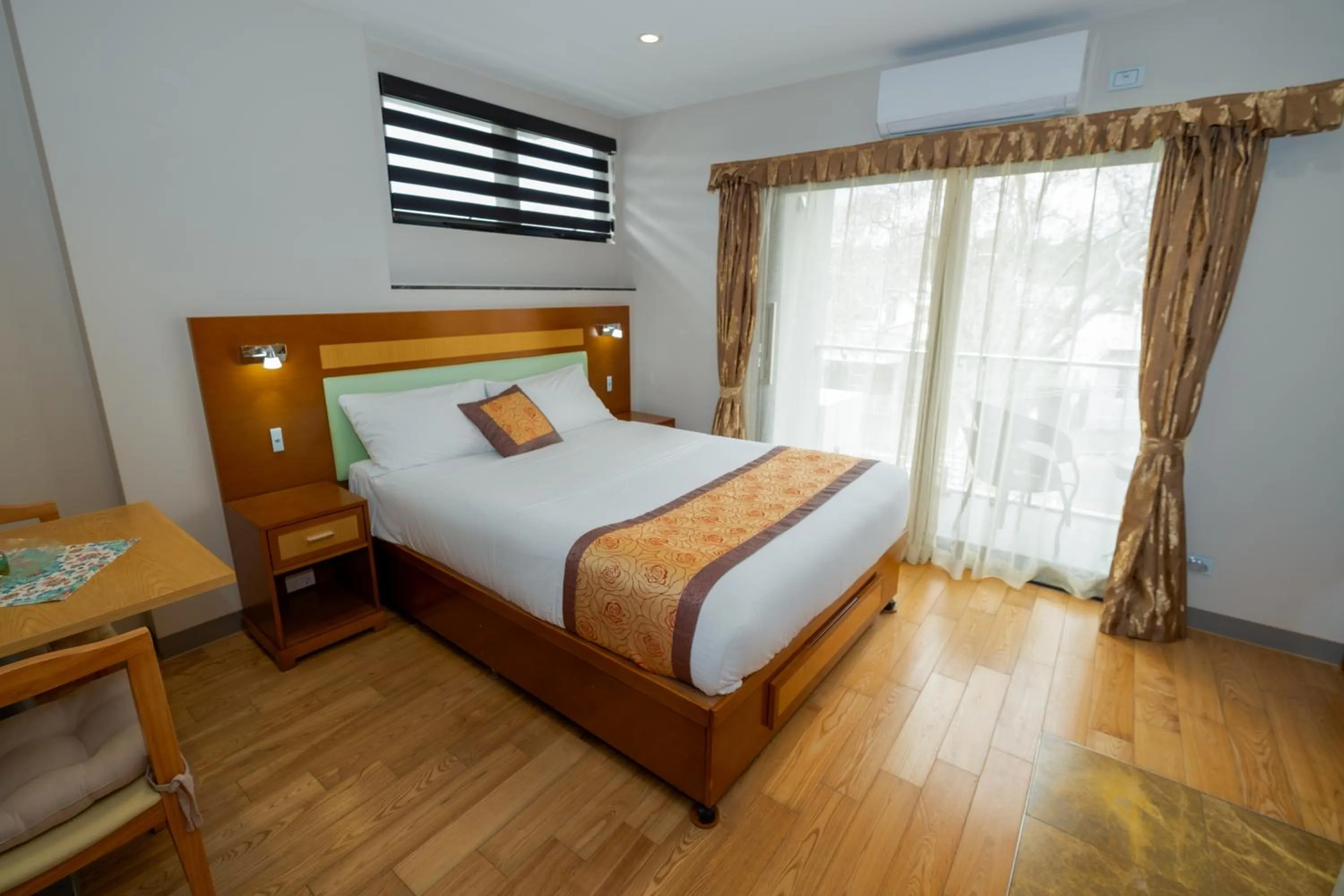 Bed in Melrose Apartments