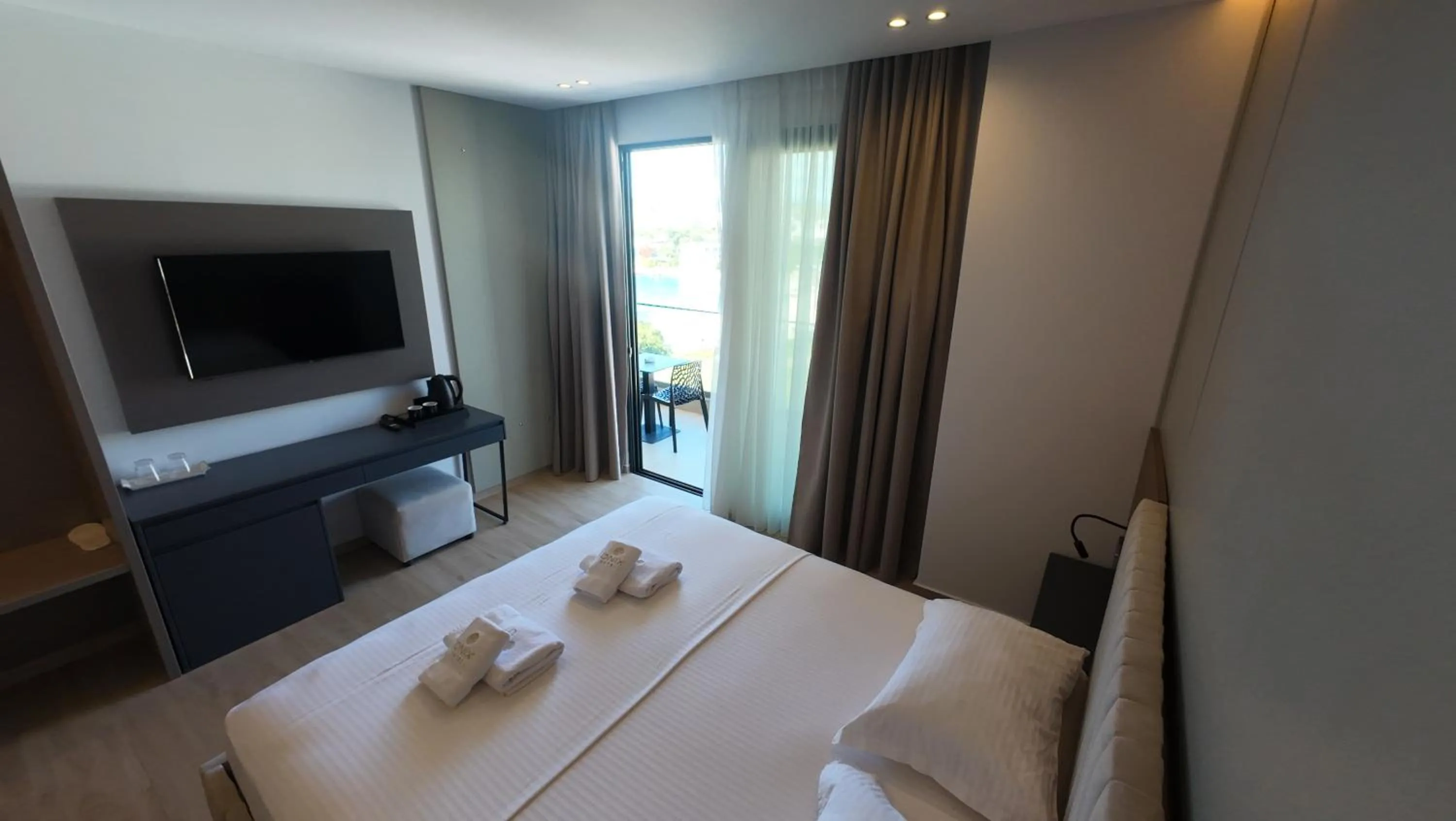 Communal lounge/ TV room, Bed in Hotel Boutique Onix