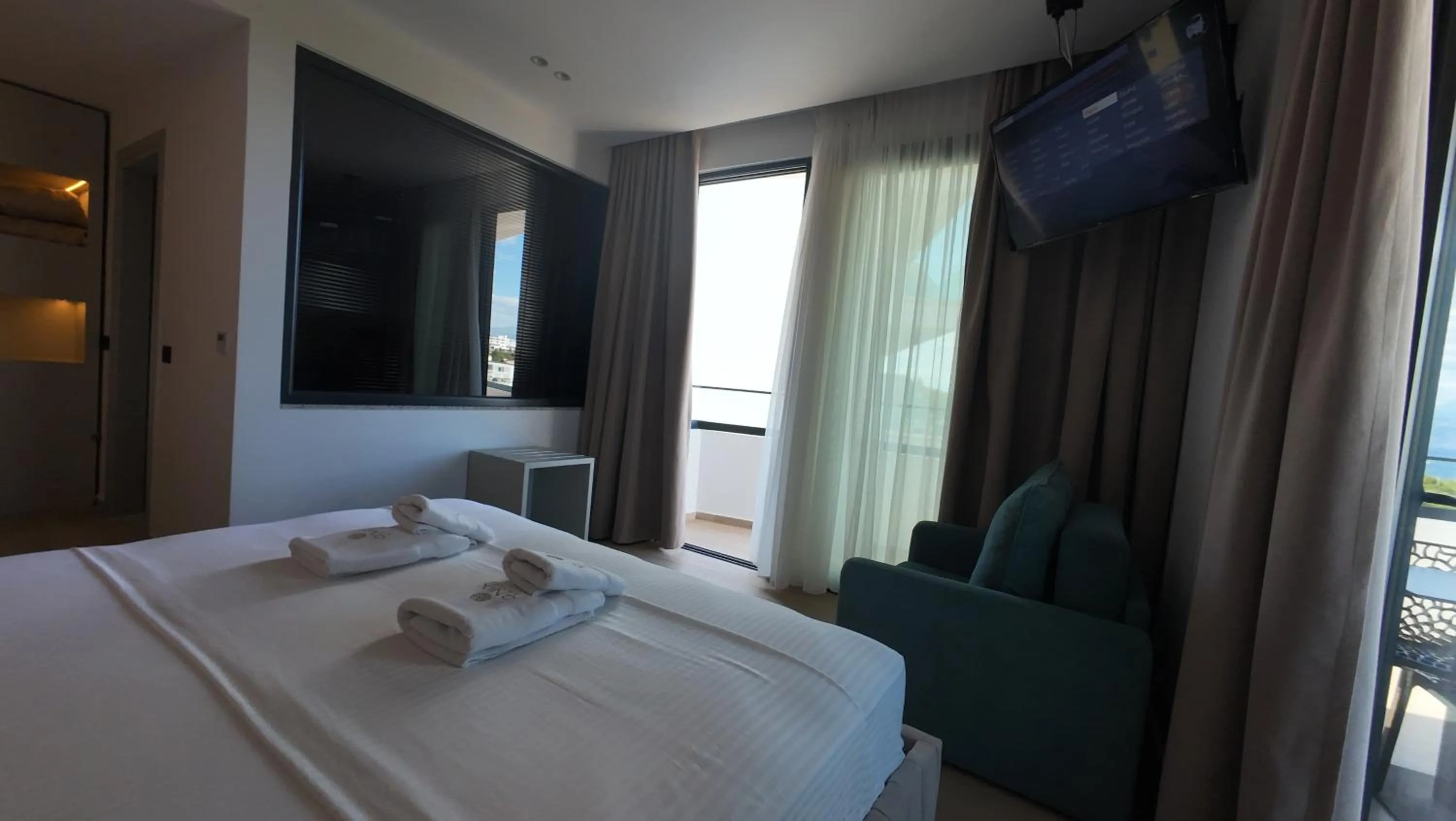 Communal lounge/ TV room, Bed in Hotel Boutique Onix