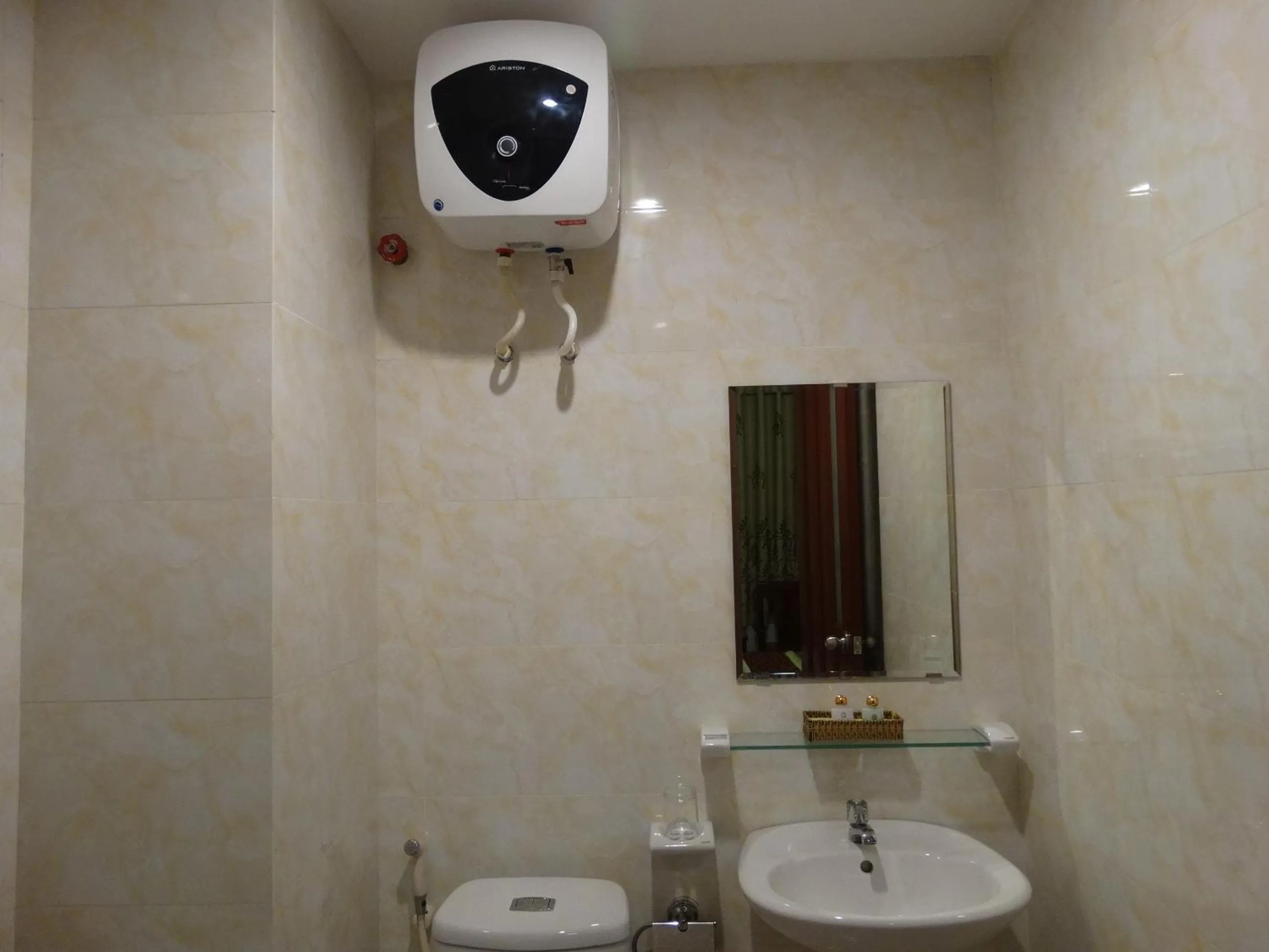 Toilet in Hoa Vinh Hotel