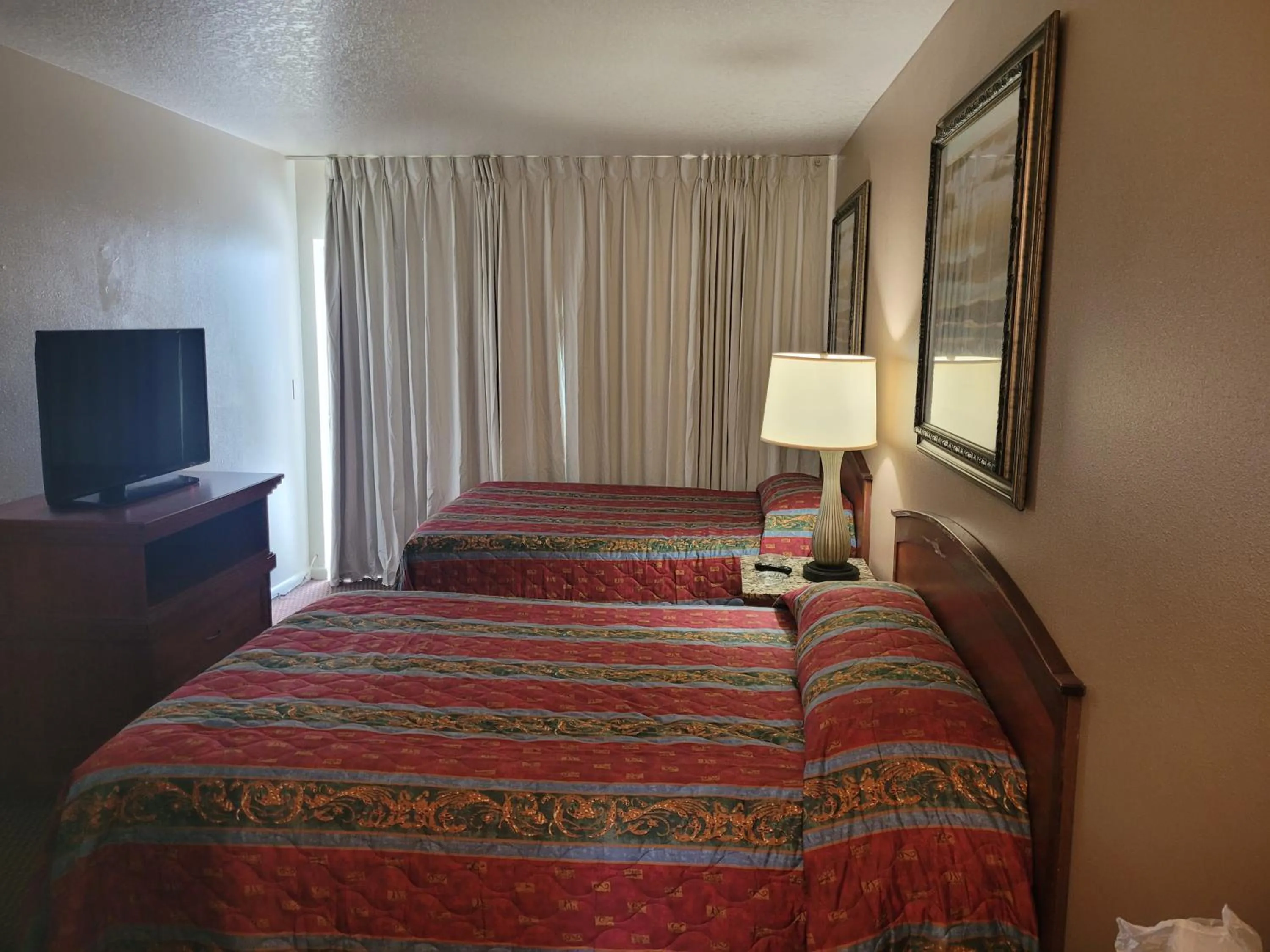 Bedroom, Bed in Queens Lodge Motel