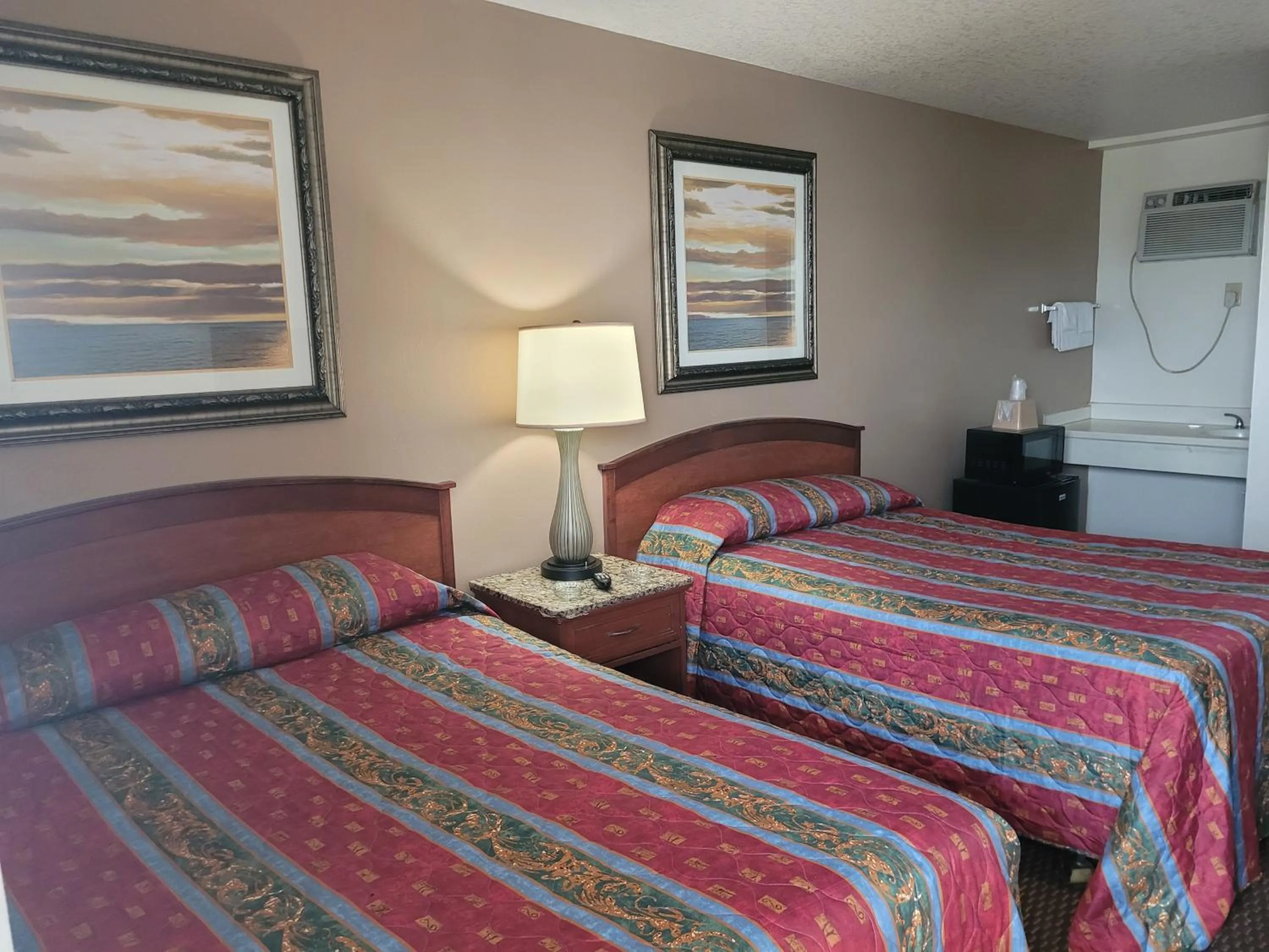 Bedroom, Bed in Queens Lodge Motel