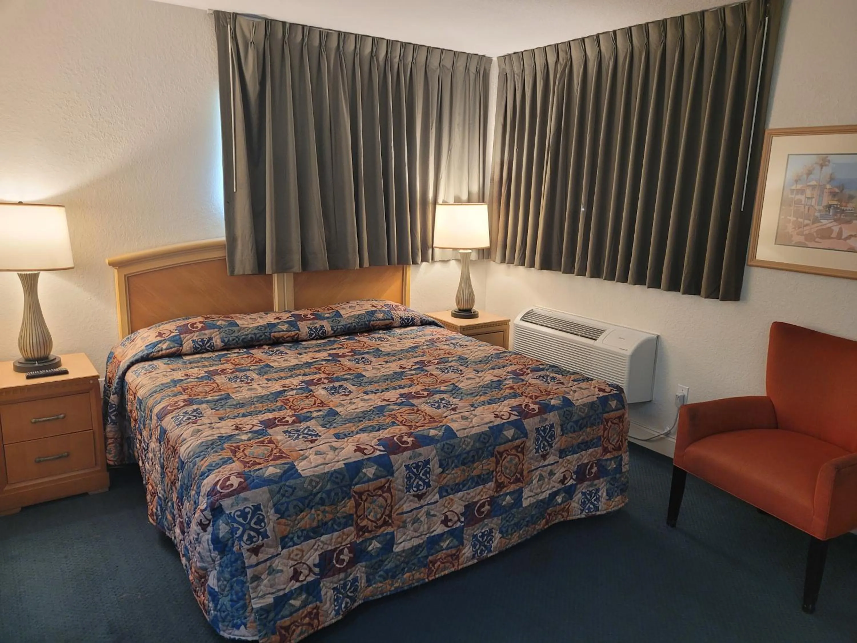 Bed in Queens Lodge Motel