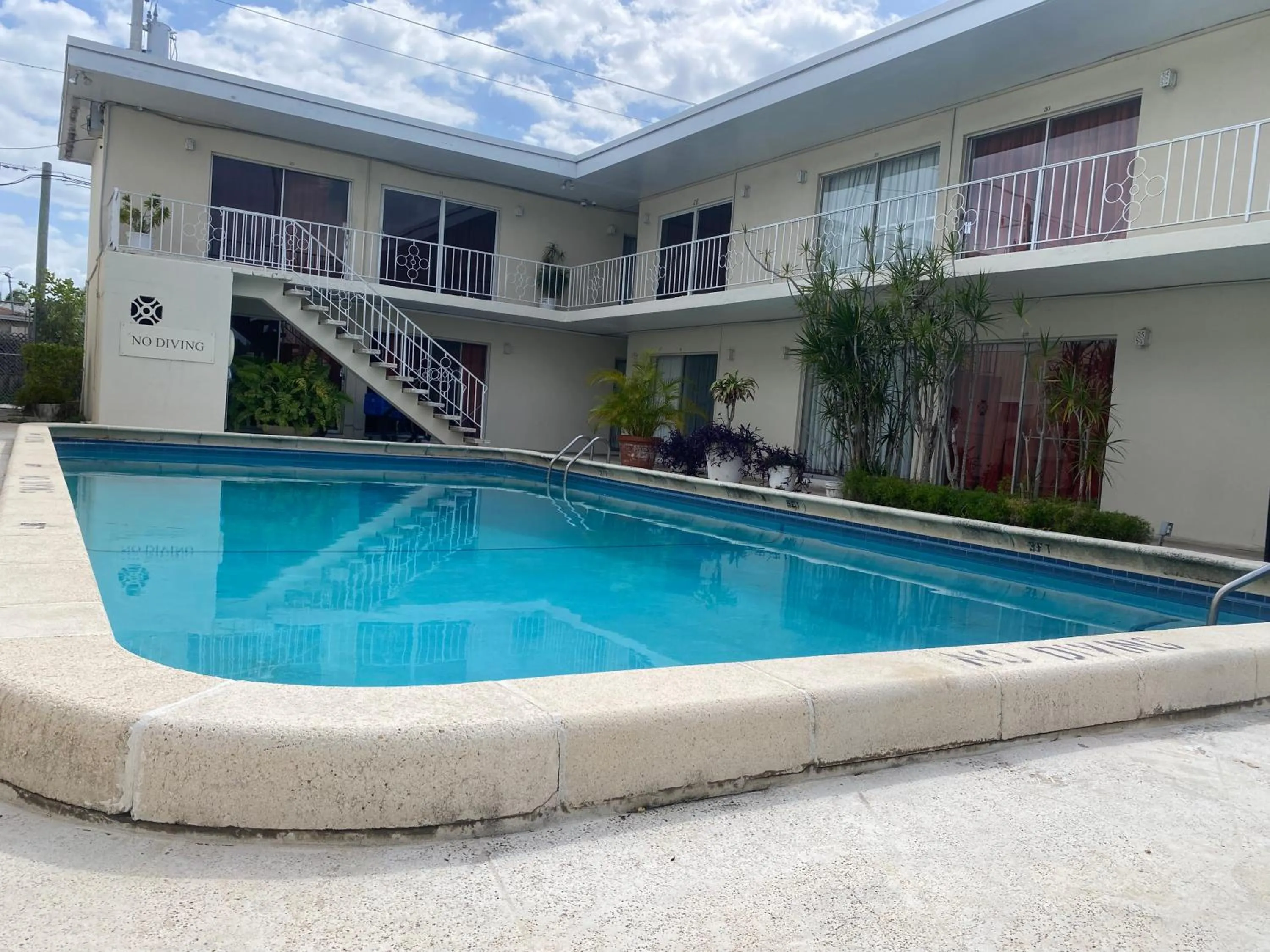Pool view in Queens Lodge Motel