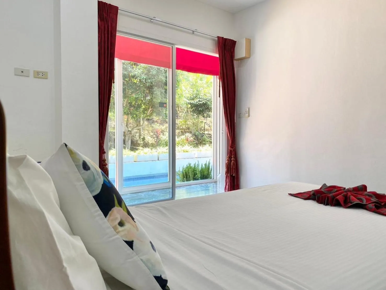 Bed in Chalong - 10 BR Private Pool Villa - Villa Nap Dau - Phuket