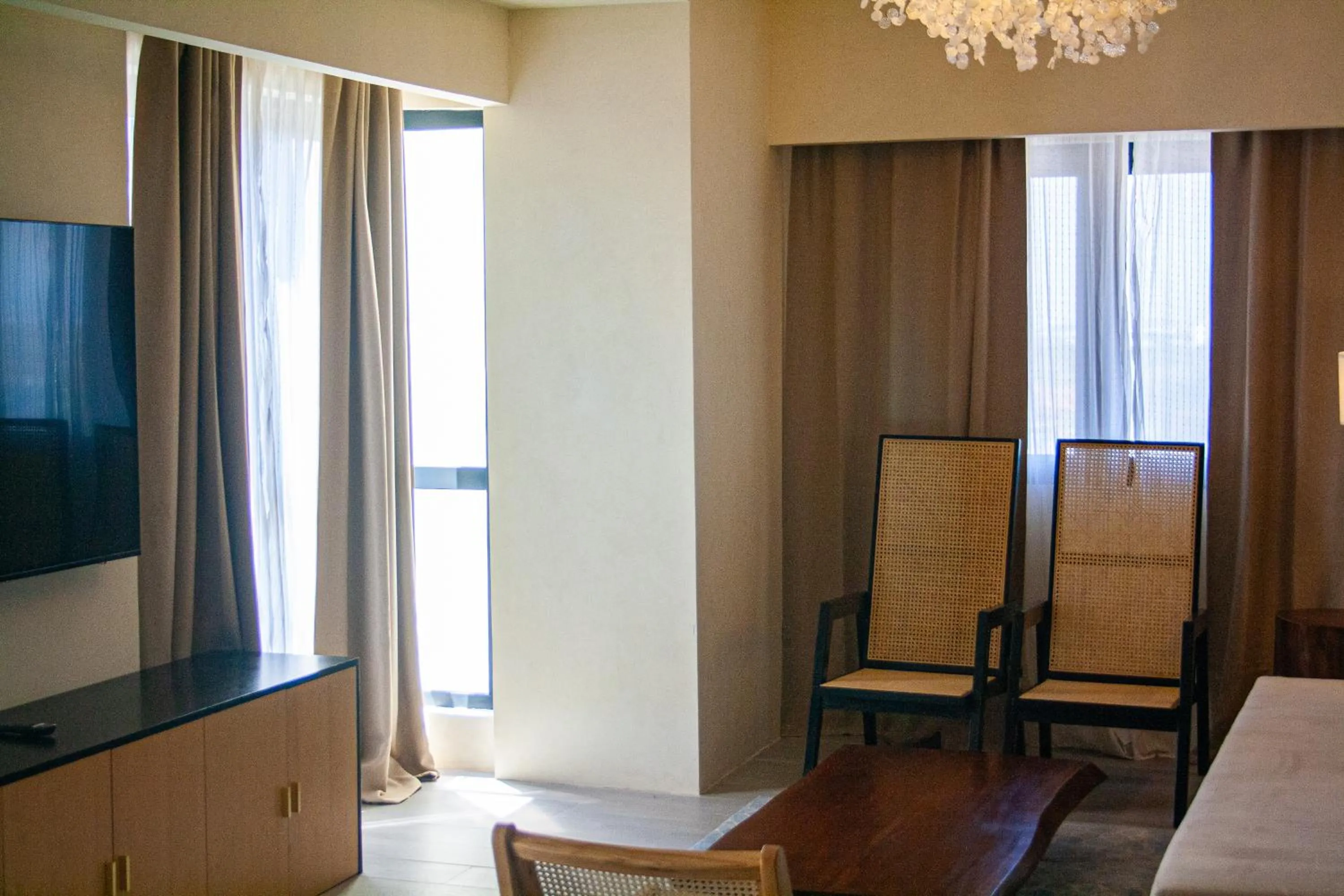 Communal lounge/ TV room, Bed in Elijah Hotel