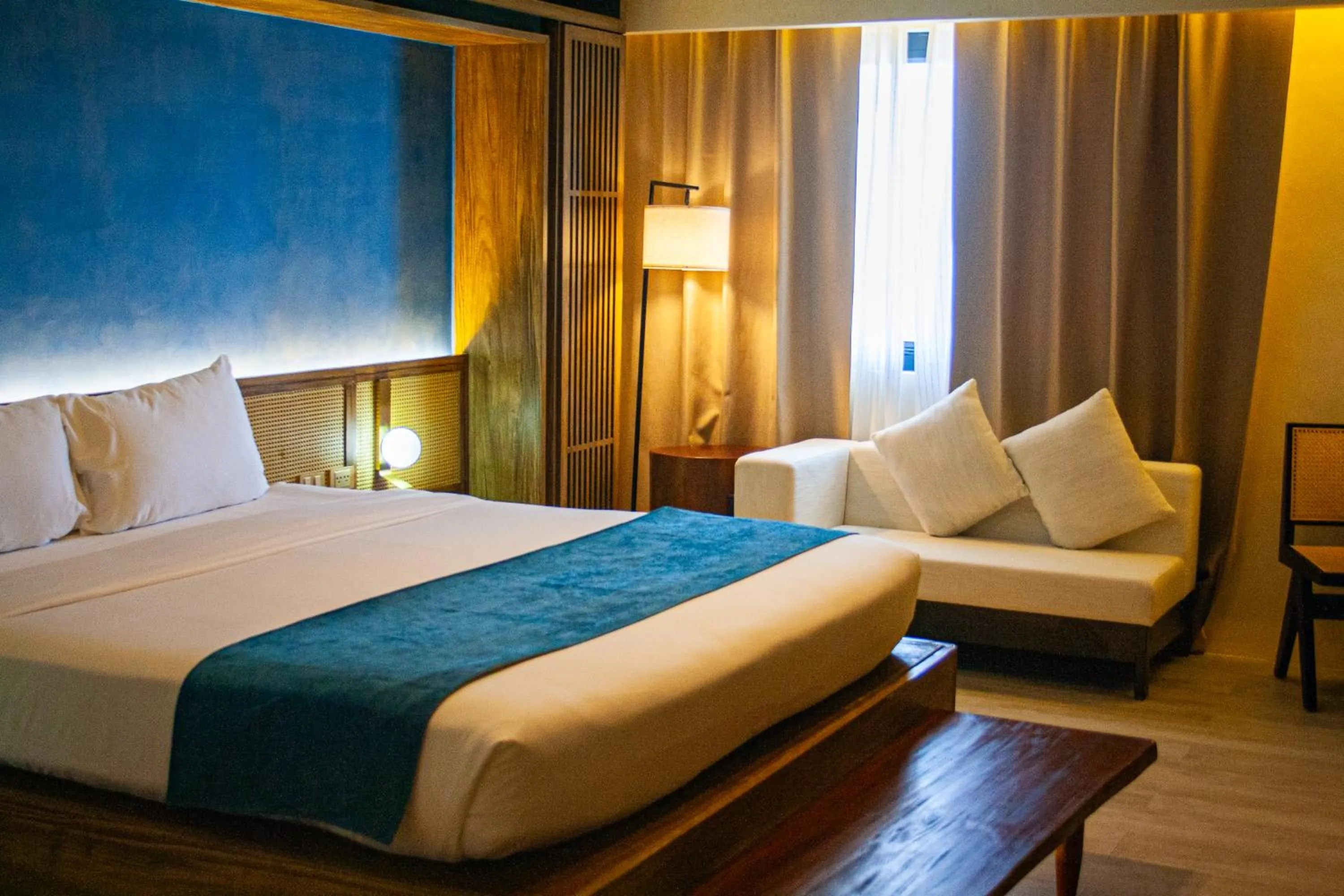 Bedroom, Bed in Elijah Hotel