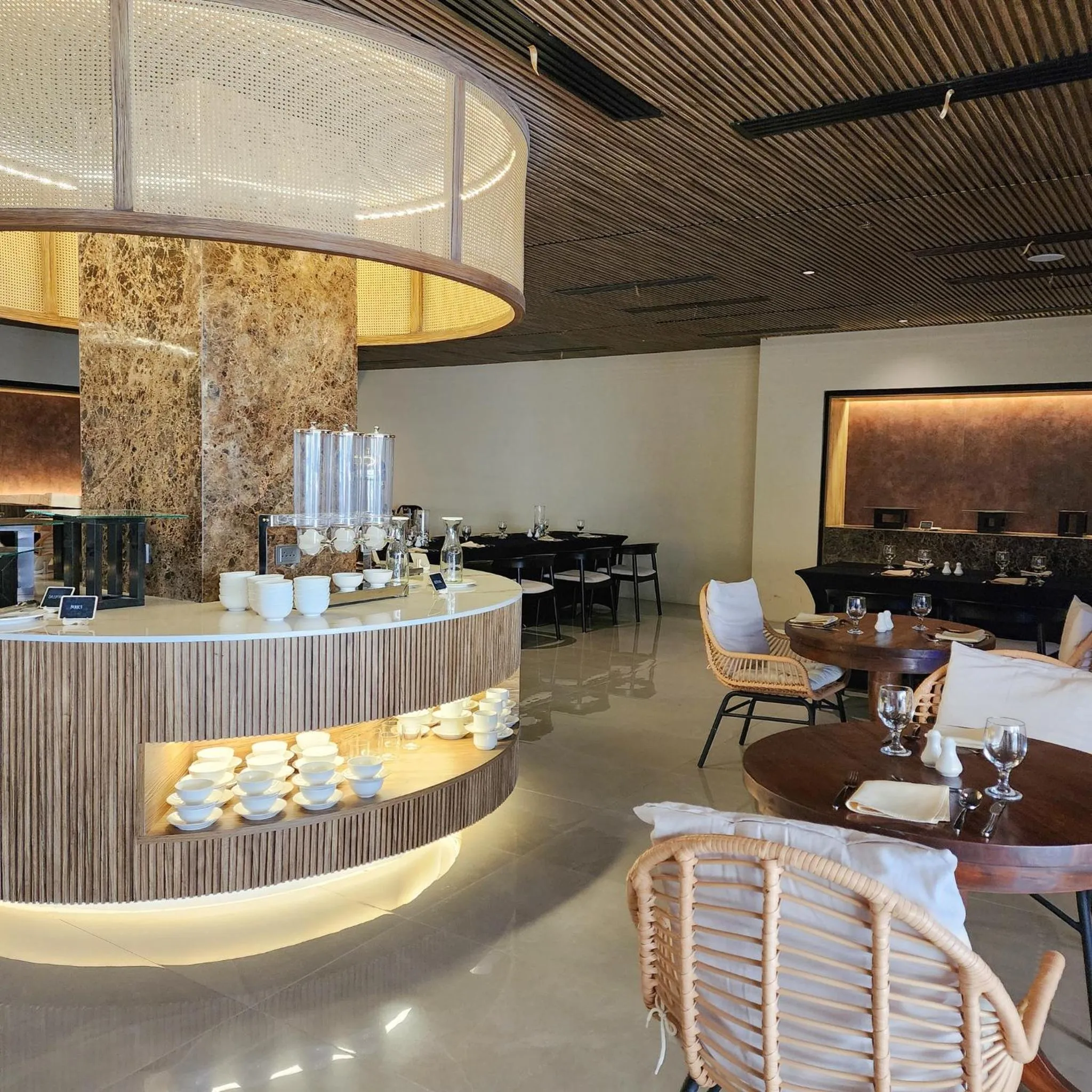 Restaurant/places to eat in Elijah Hotel