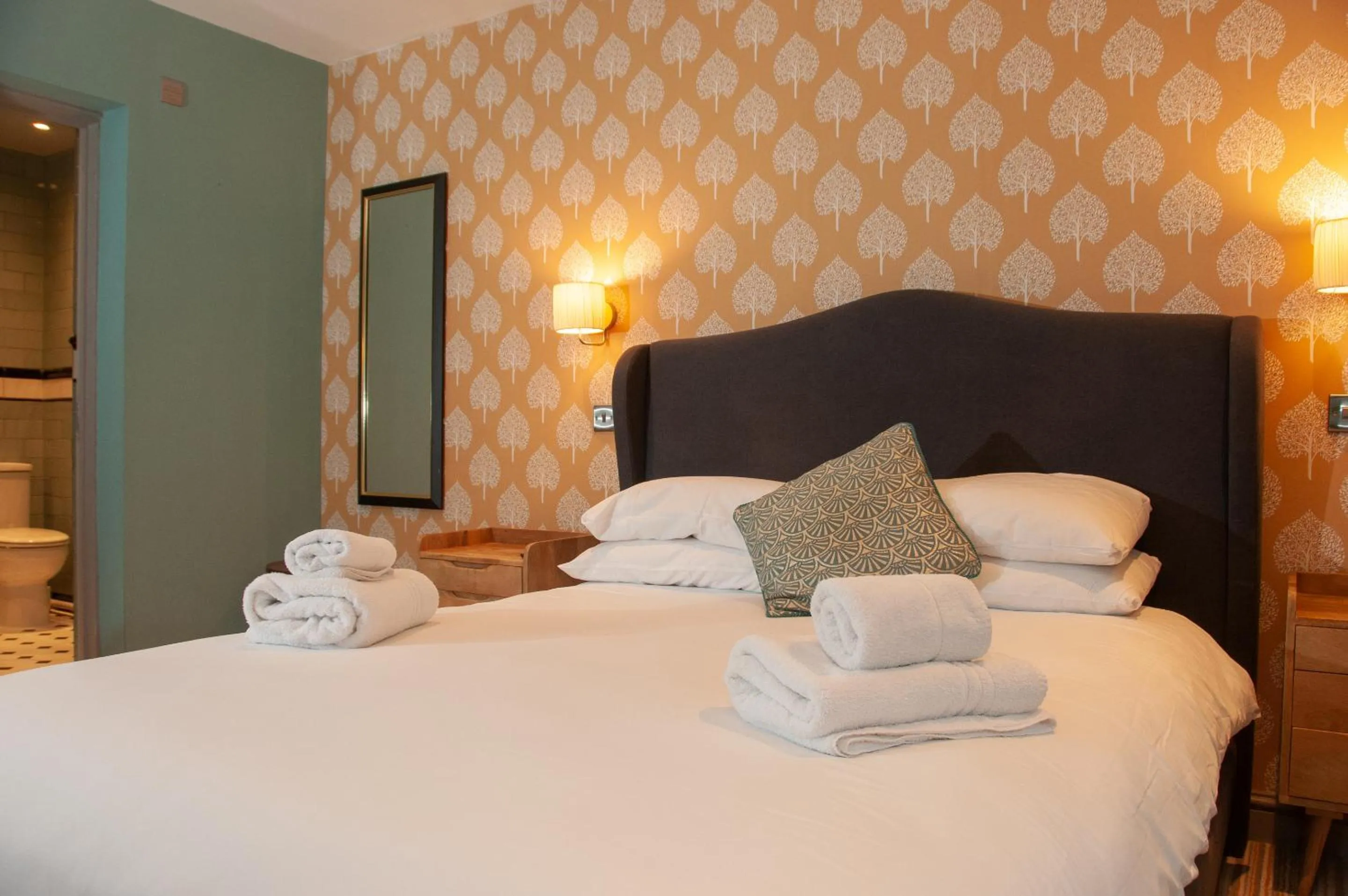 Bedroom, Bed in The Cowdray Arms