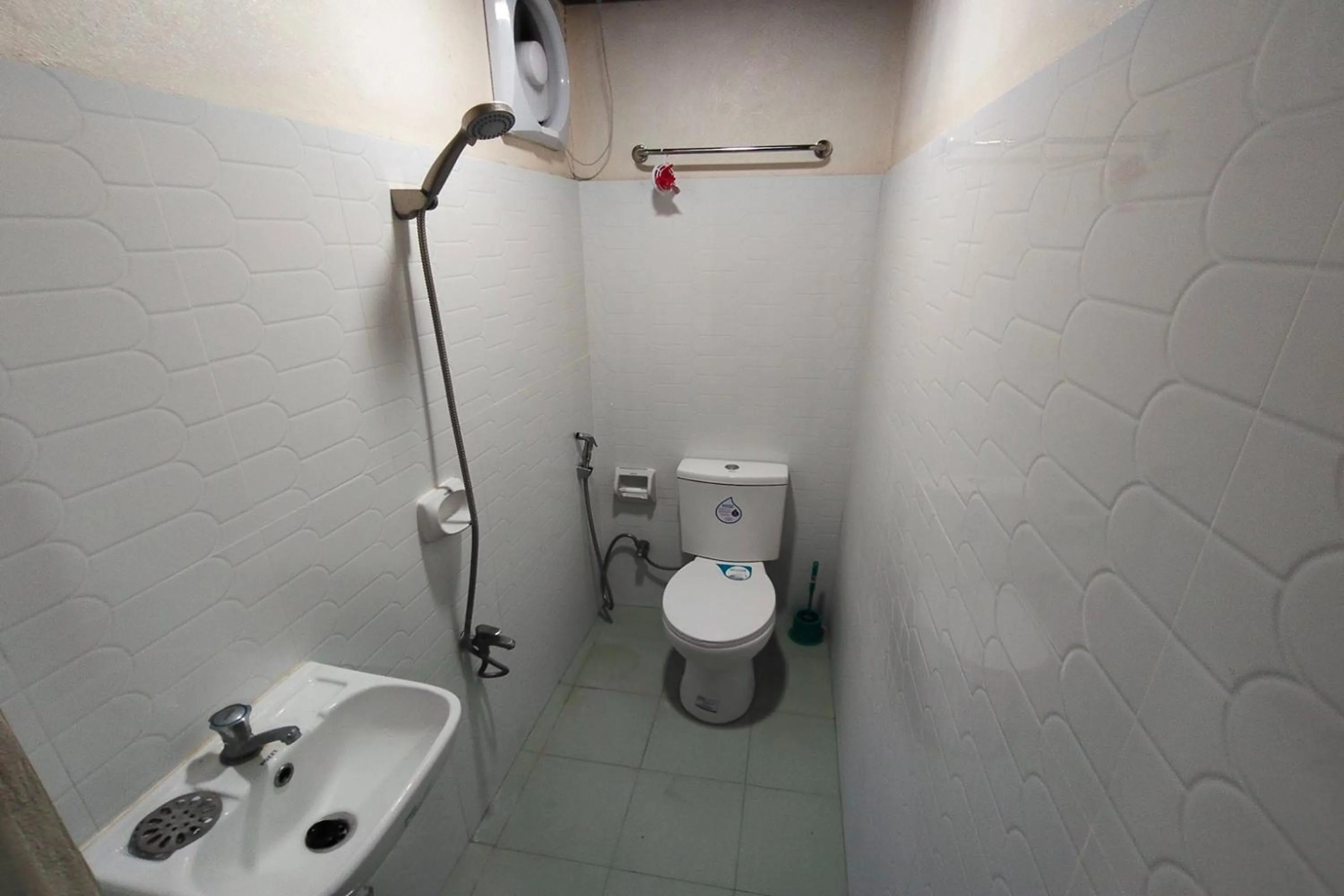 Shower in La Ud Lounge and Hostel