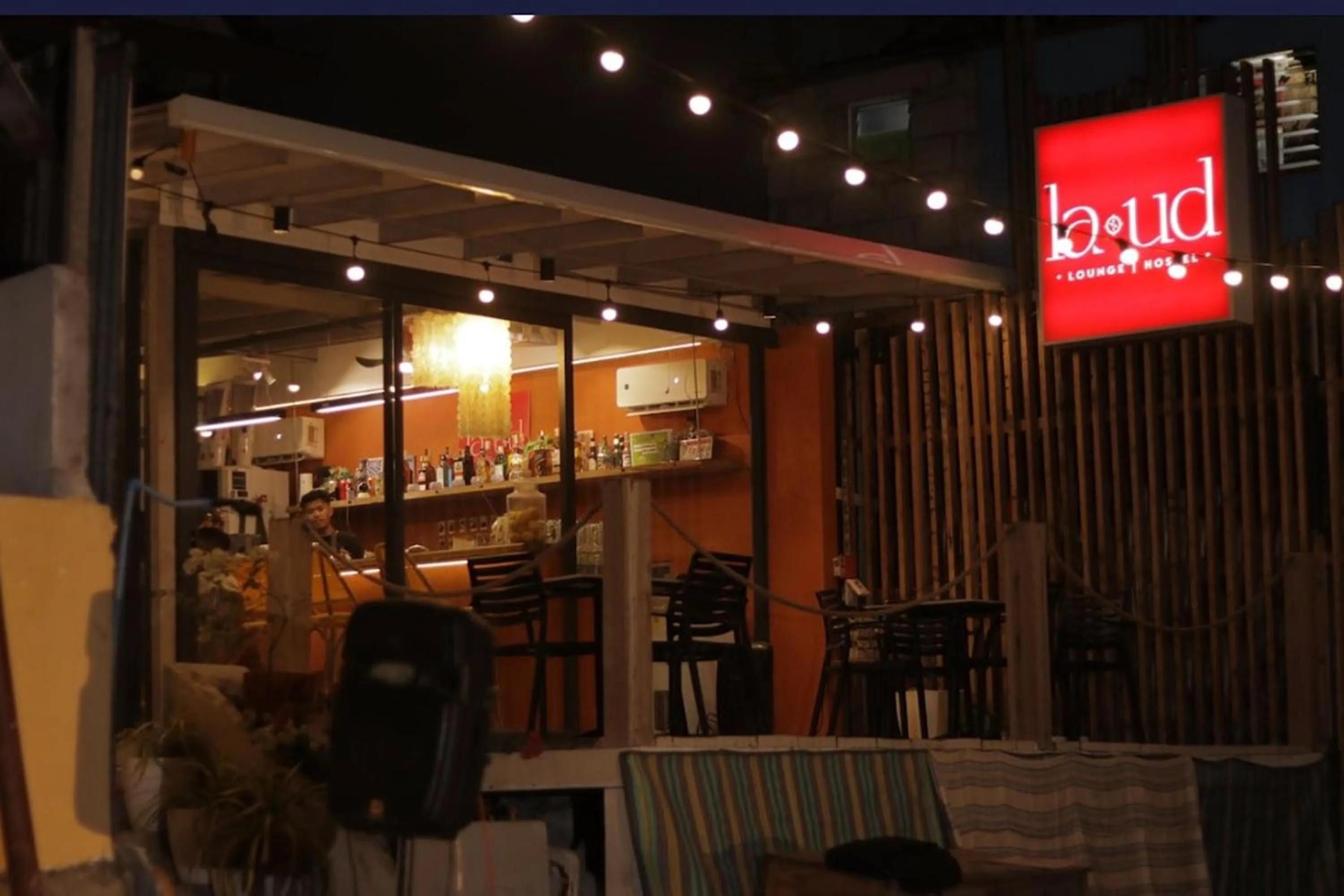 Restaurant/places to eat in La Ud Lounge and Hostel