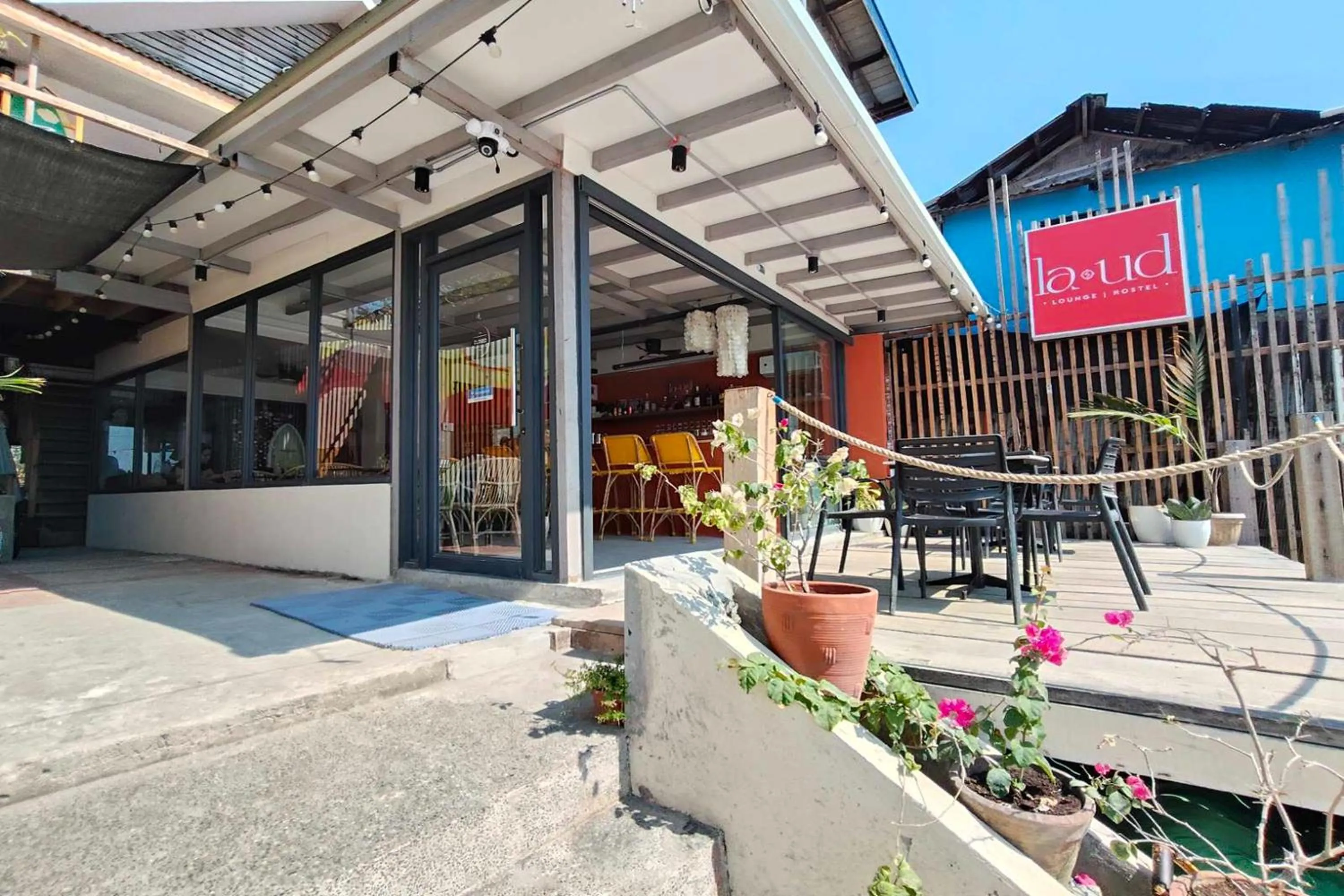 Property building in La Ud Lounge and Hostel