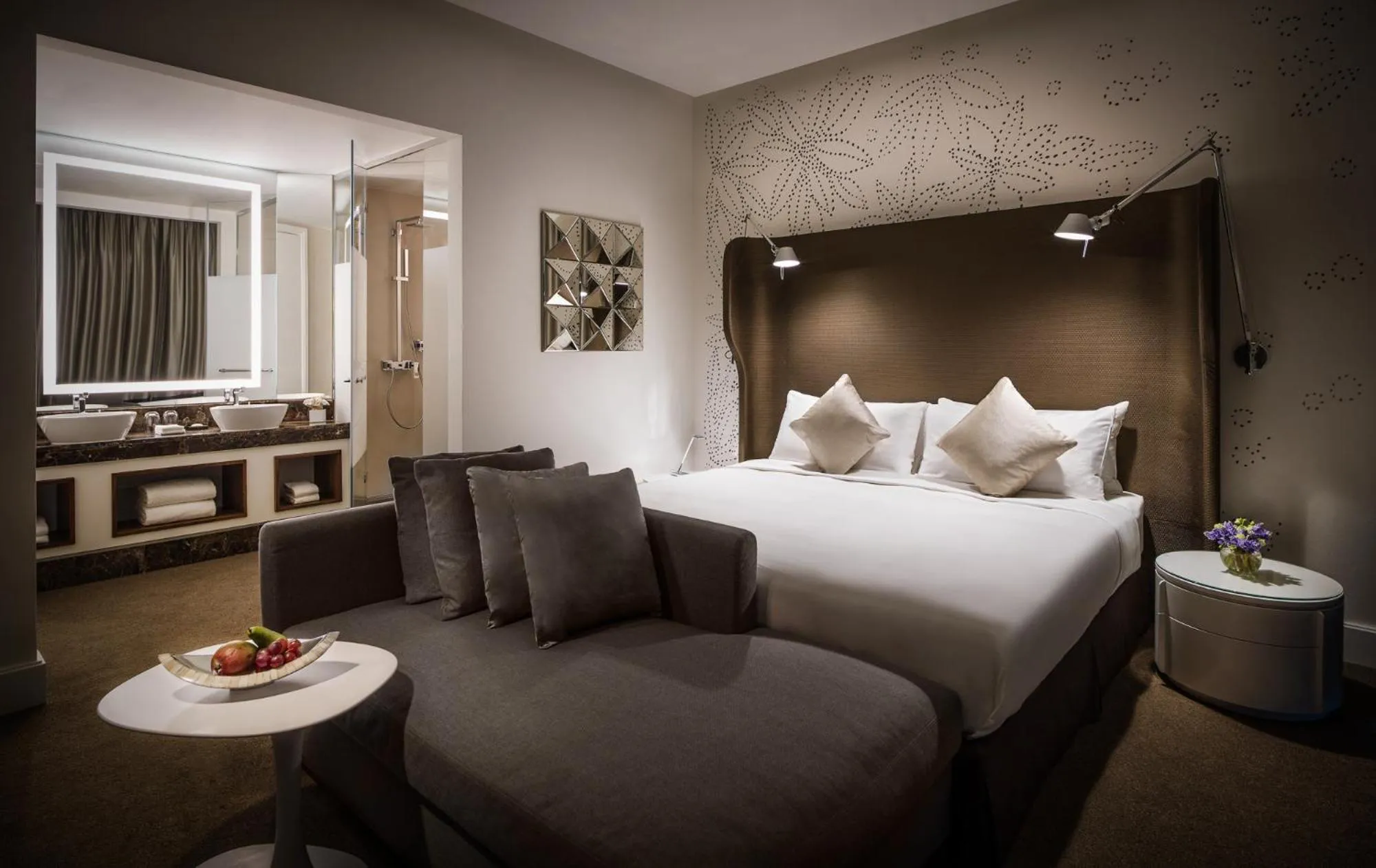 Shower, Bed in Sheraton Baku Intourist