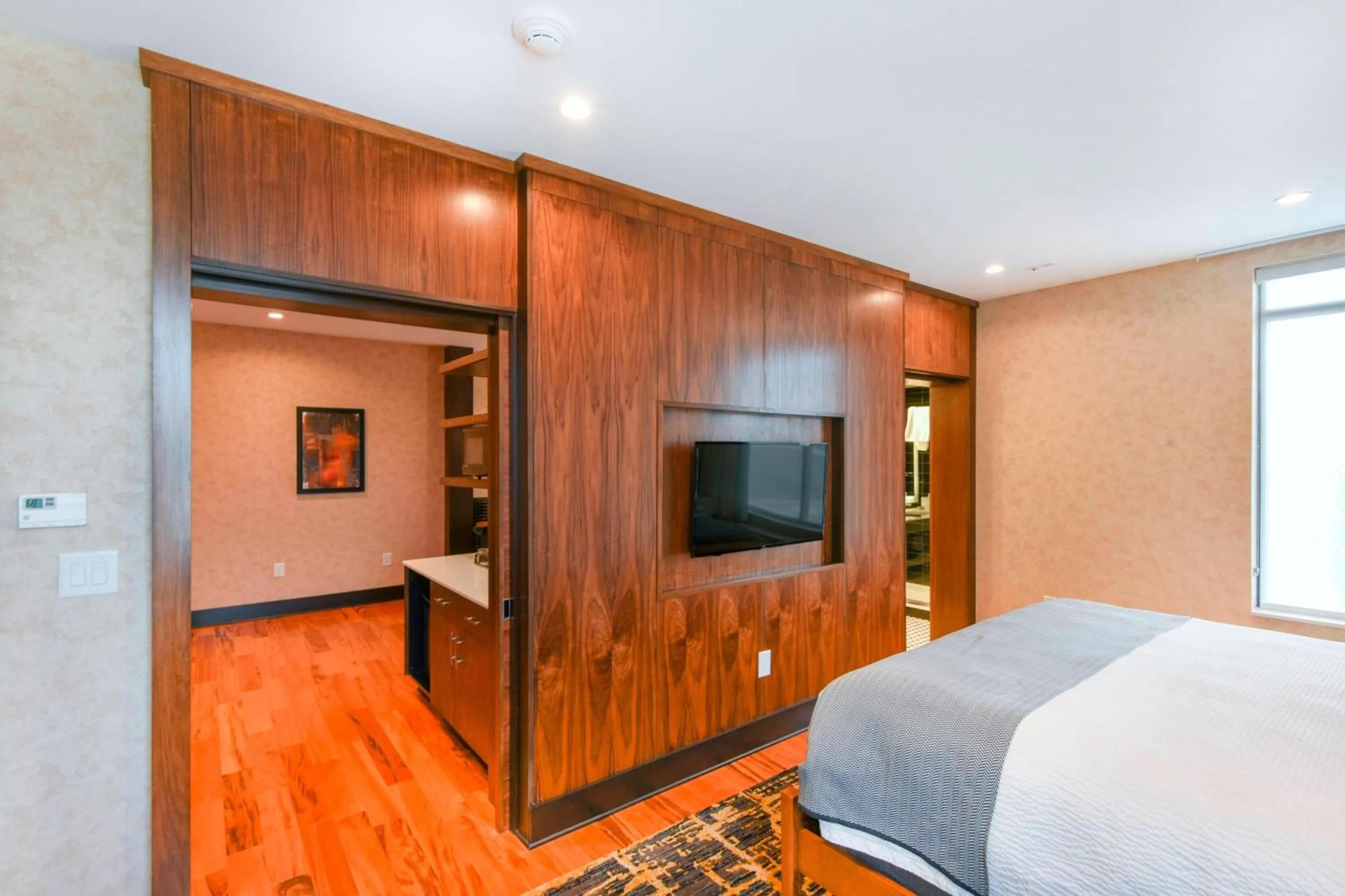 Bedroom, Bed in SpringHill Suites by Marriott Wilmington Wrightsville Beach