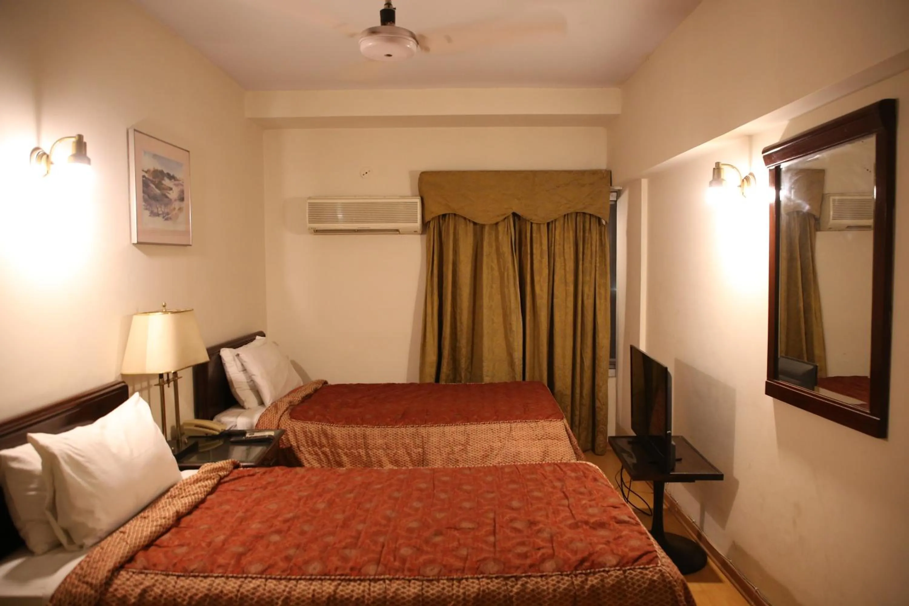 Bedroom, Bed in Carlton Tower Hotel Lahore